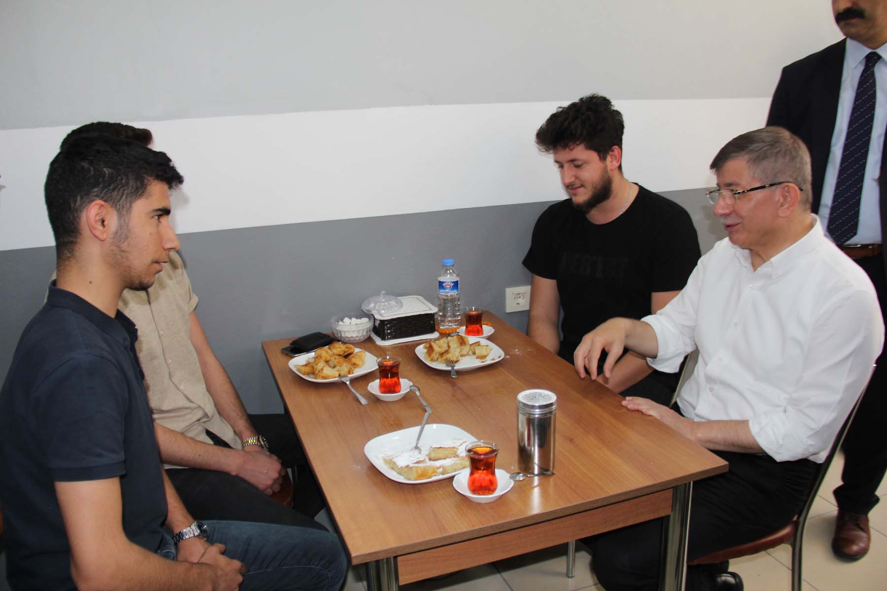 Adıyaman'da vatandaşlarla buluşan Ahmet Davutoğlu tepkiyle karşılandı! Altılı masadan ayrıl çıkışına olay yanıt verdi: Bakarız ona