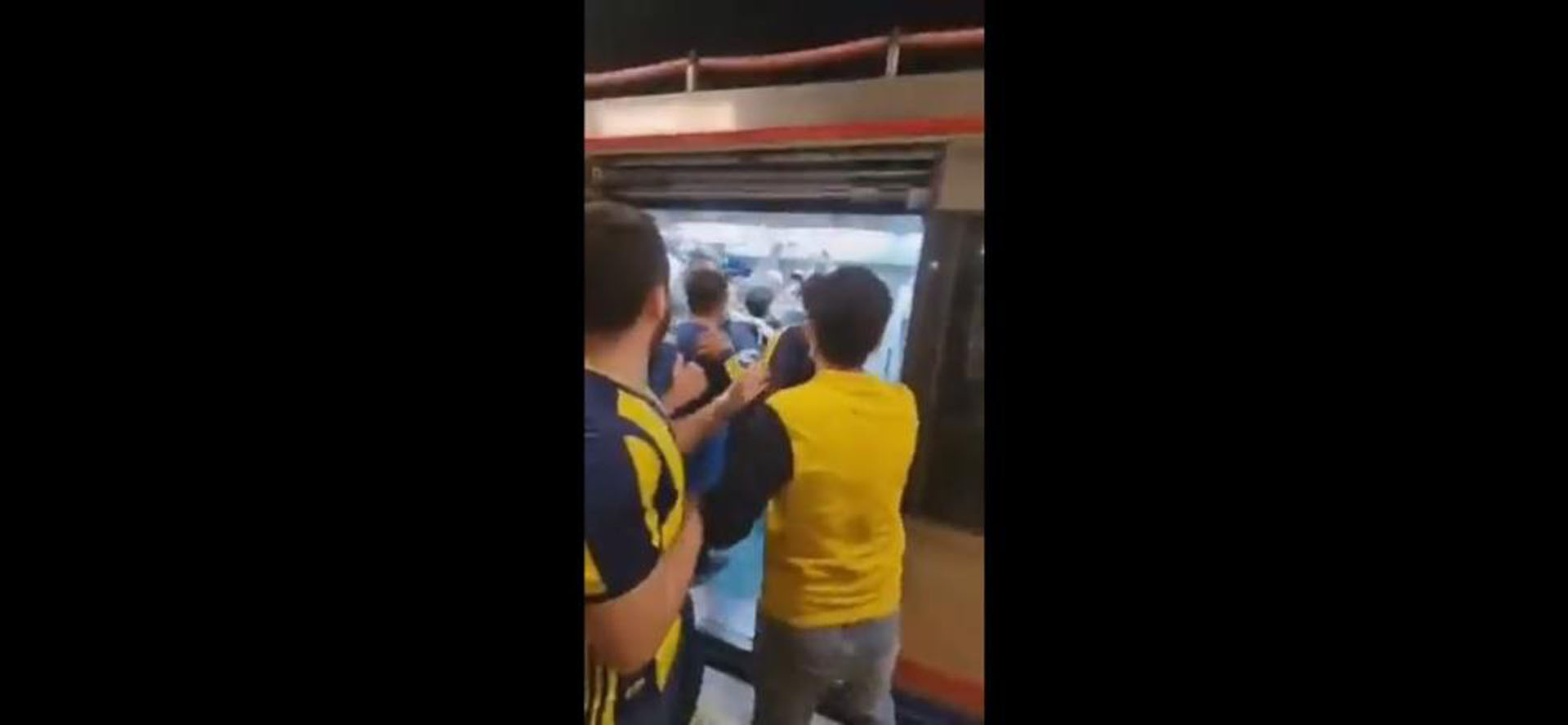 Marmaray ringe dönüştü! Fenerbahçe ve Trabzonspor taraftarları birbirlerine girdi! Tekme ve yumruklar havada uçuştu!