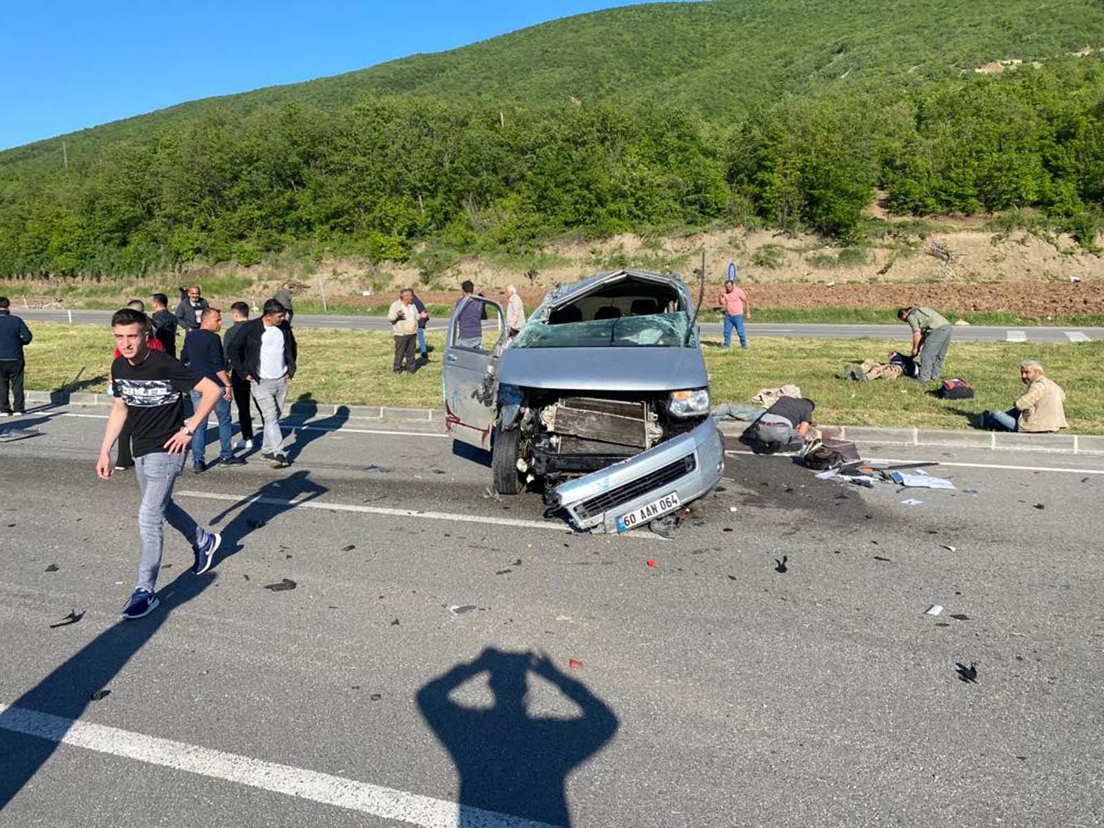 Tokat Niksar'da feci kaza! İşçileri taşıyan minibüs otomobille çarpıştı! 2 ölü, 12 yaralı 