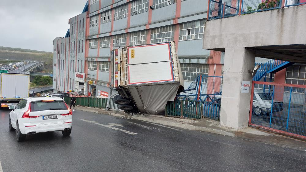 İkitelli'deki kazada yürekler ağza geldi! TIR, 10 metre yükseklikten yere çakıldı! O dehşet anları kameraya yansıdı!