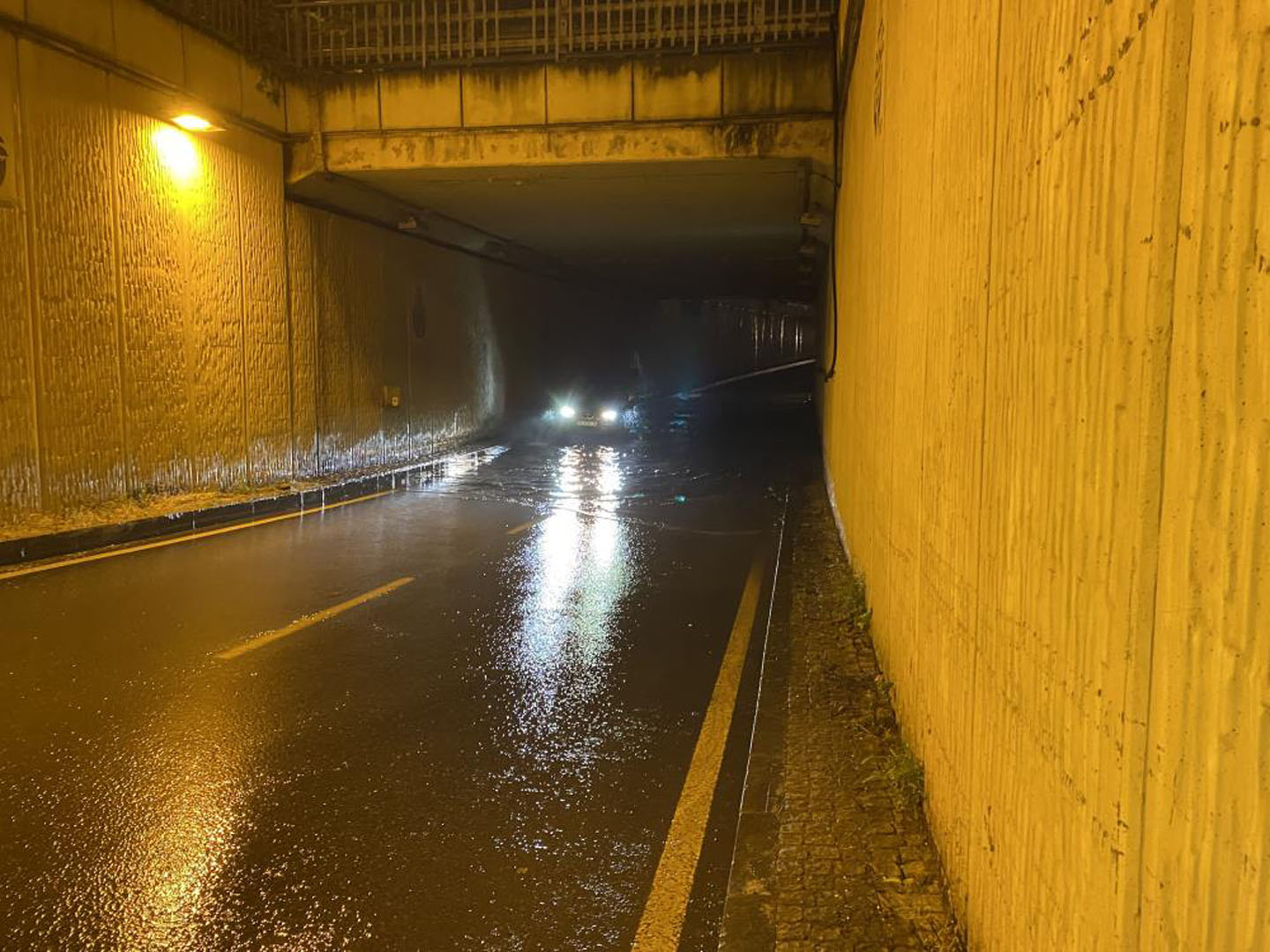 İstanbul'da kuvvetli yağış etkili oldu! Alt geçidi su bastı!