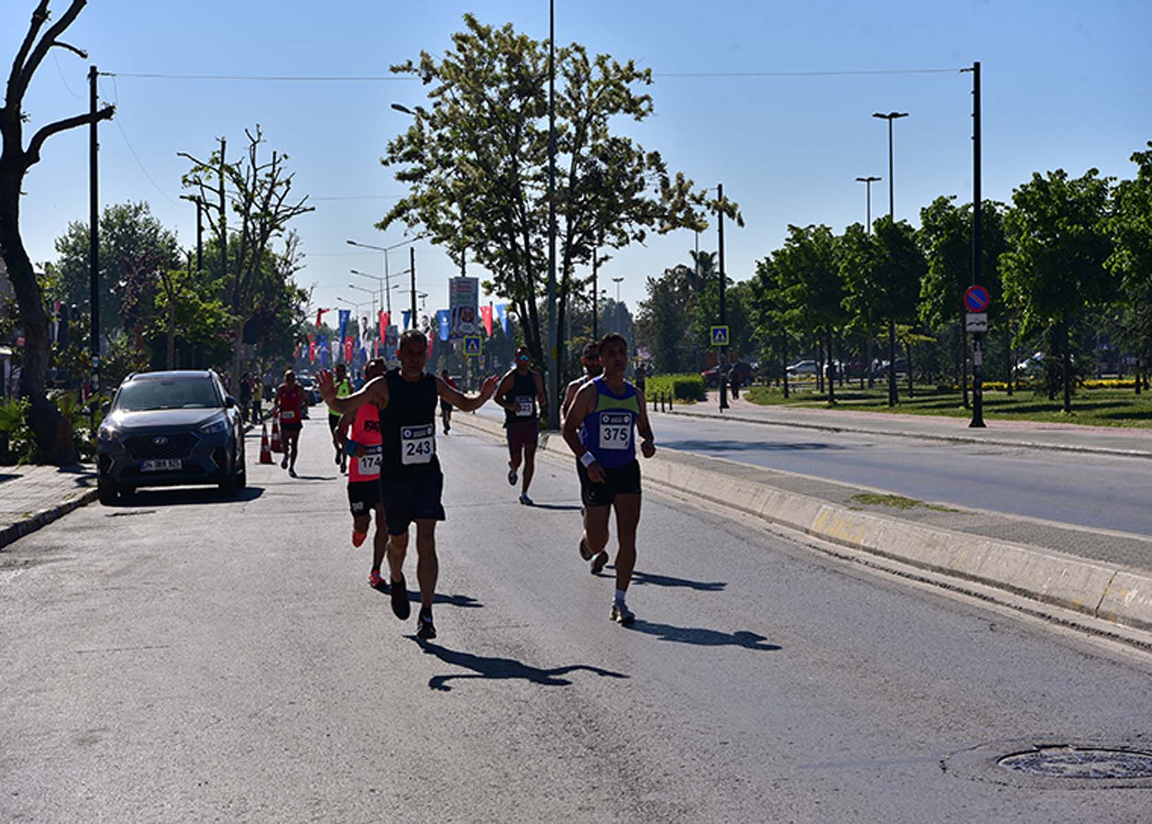 Tuzla Belediyesi Gençlik Koşusu düzenledi