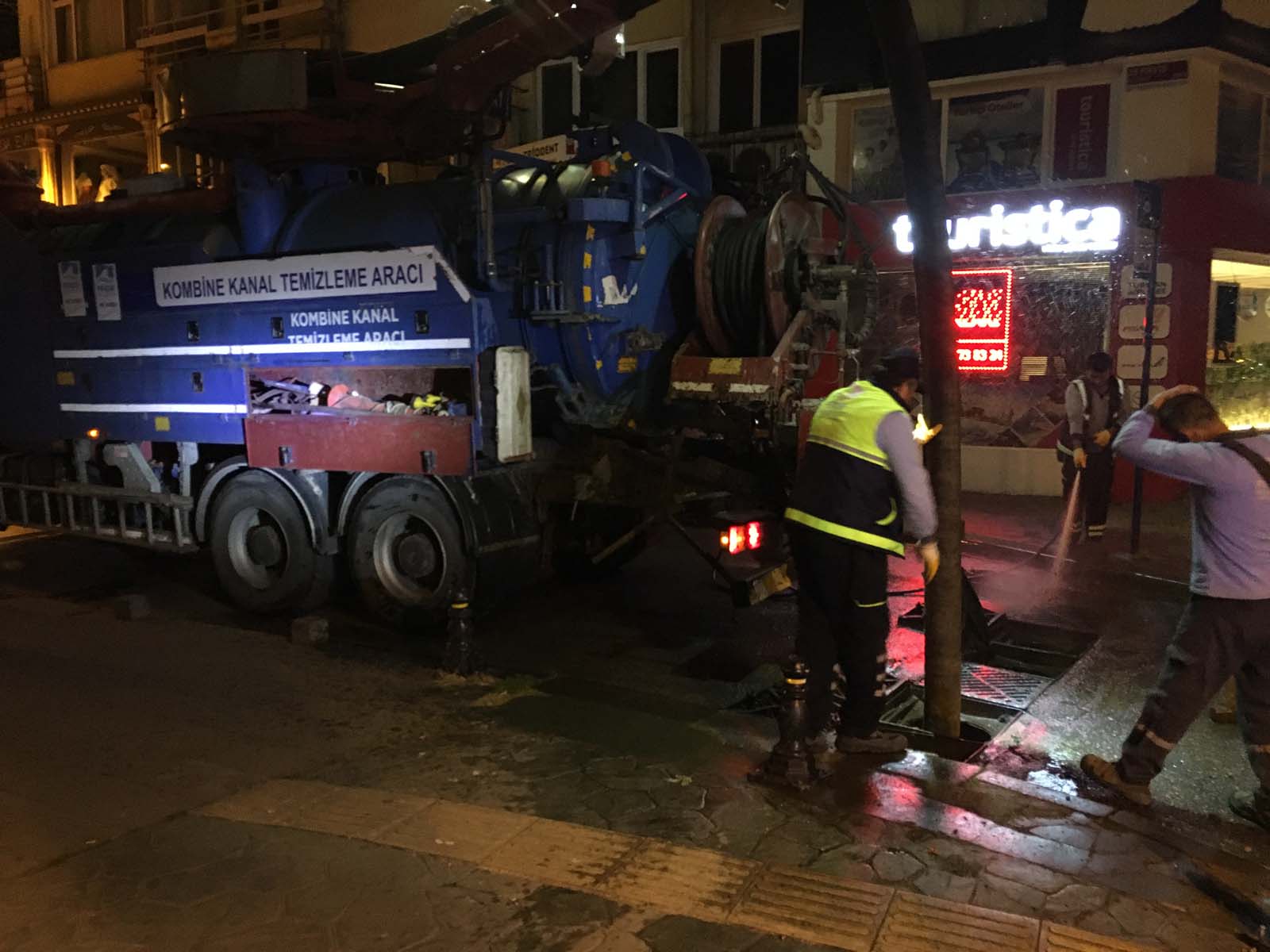 Yaya ve araç trafiğini etkilememek için gece çalışıyorlar