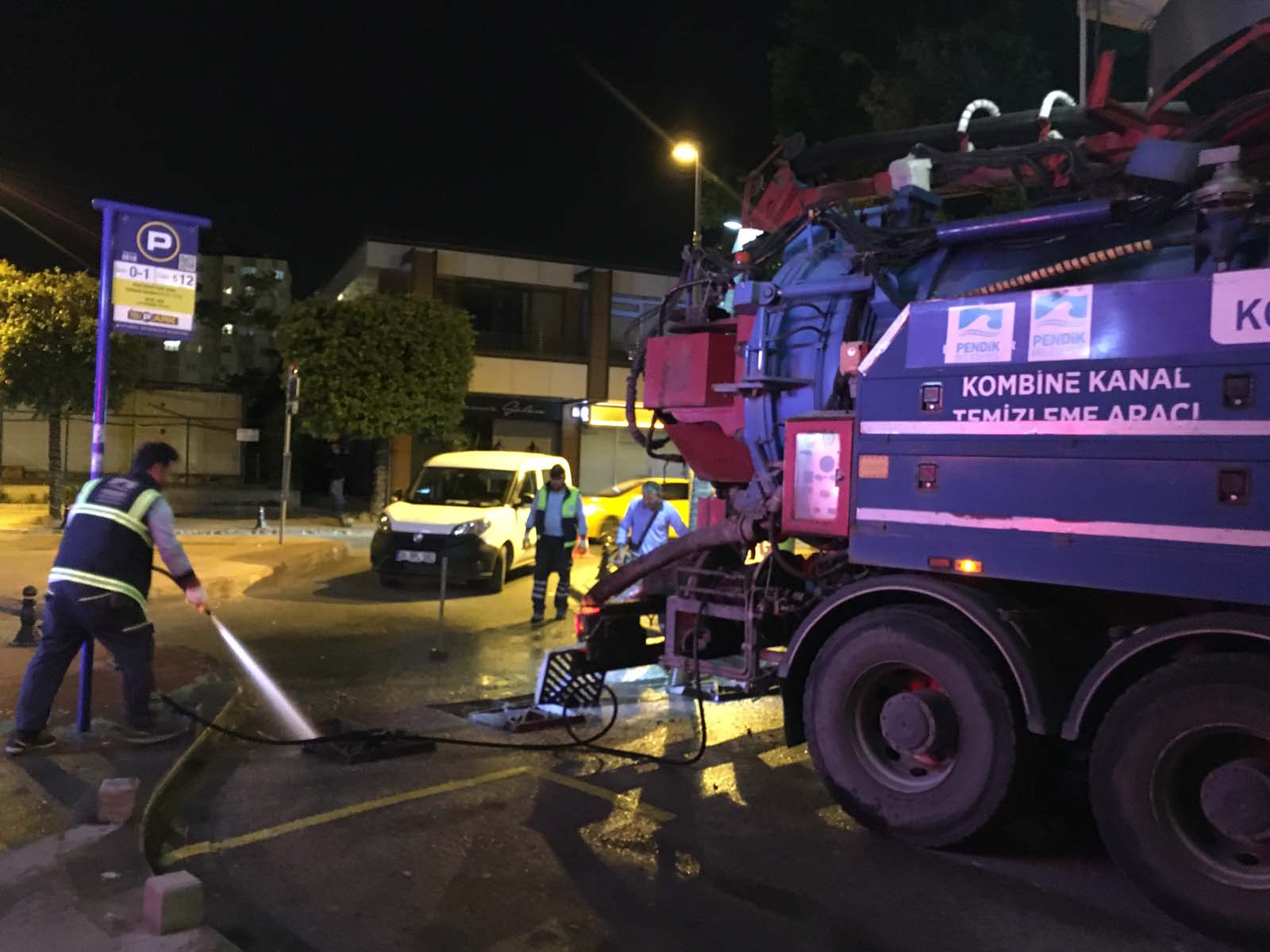 Yaya ve araç trafiğini etkilememek için gece çalışıyorlar