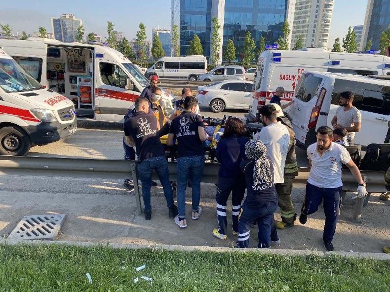 İstanbul Ümraniye'de can pazarı! İşçileri taşıyan minibüs, arızalanan kamyona çarptı: 2'si ağır 11 yaralı 