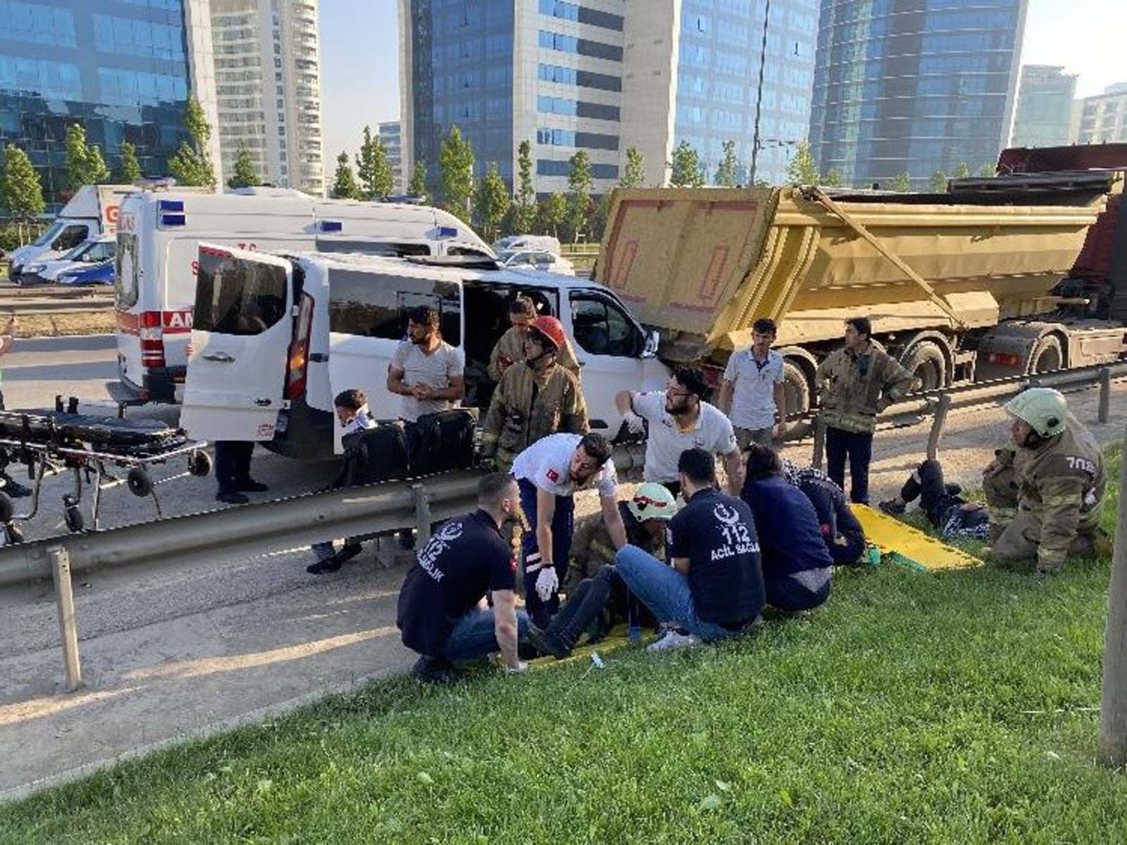 İstanbul Ümraniye'de can pazarı! İşçileri taşıyan minibüs, arızalanan kamyona çarptı: 2'si ağır 11 yaralı 