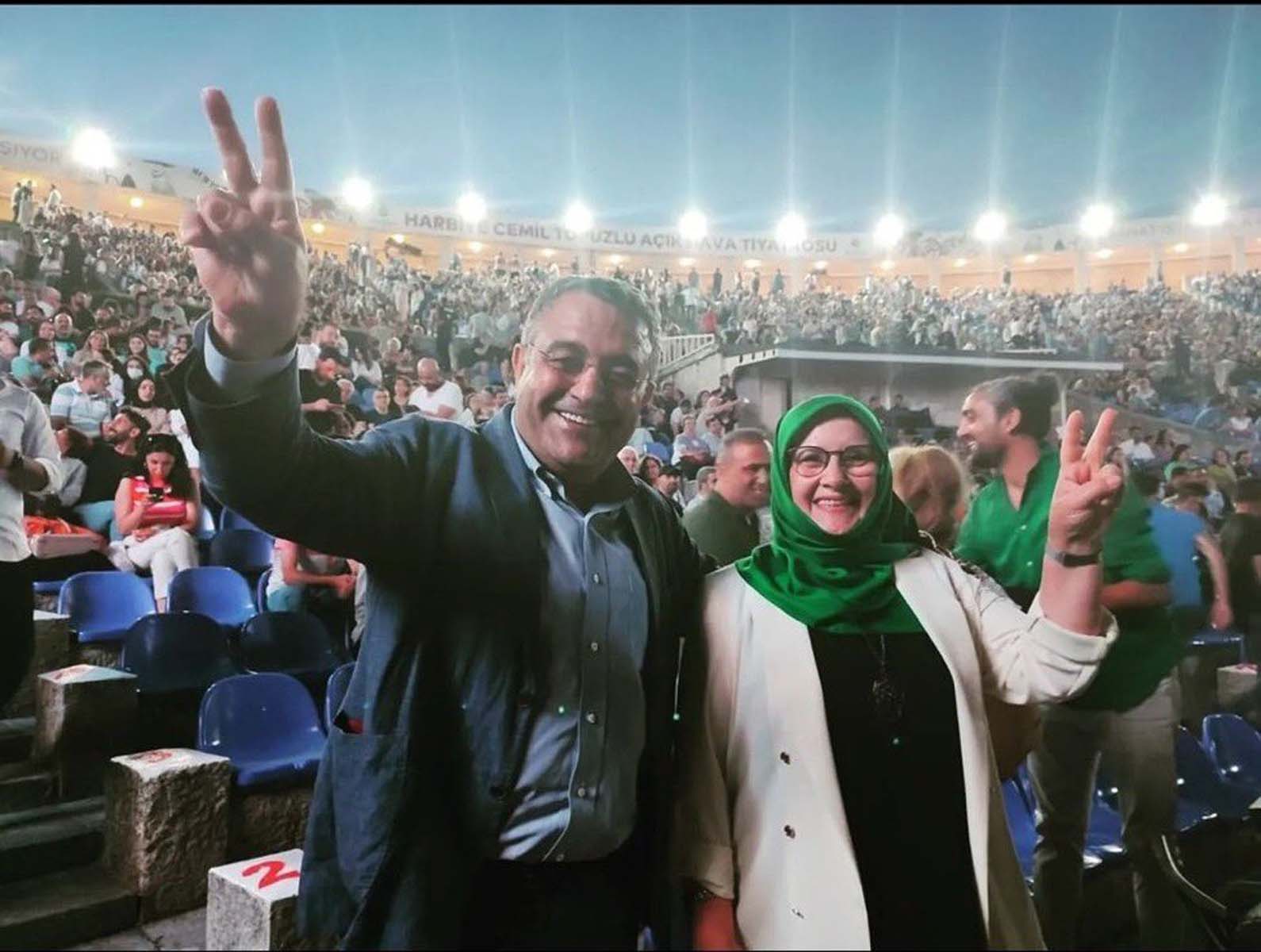 PKK'nın elebaşının fotoğrafı önünde konser vermişti! Aynur Aydın, tepkilere rağmen İBB konserinde sahne aldı! CHP ve HDP'li vekiller el ele... 