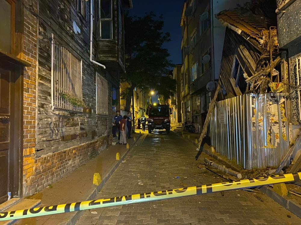 İstanbul Fatih'te iki katlı ahşap bina çöktü! Çıkan gürültü ve sarsıntı mahalle sakinlerini korkuttu