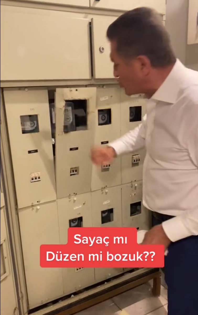 Yüksek gelen elektrik faturası Mustafa Sarıgül'ü kızdırdı! Elektrik sayacına yumruk attı! Elektrik sayacını tokatlamamıştı, onu da yaptı 