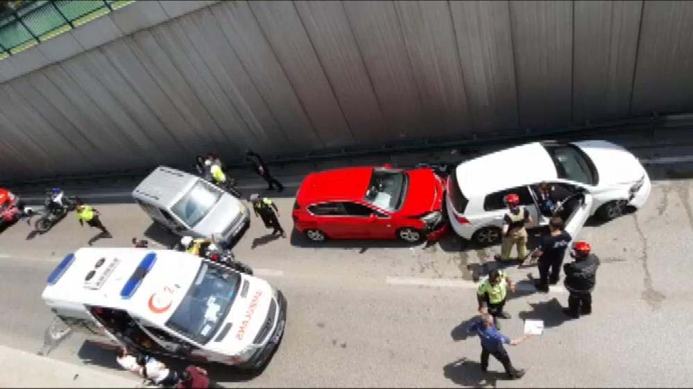 Bursa'da zincirleme kaza dehşeti yaşattı! 3 araç birbirine girdi!