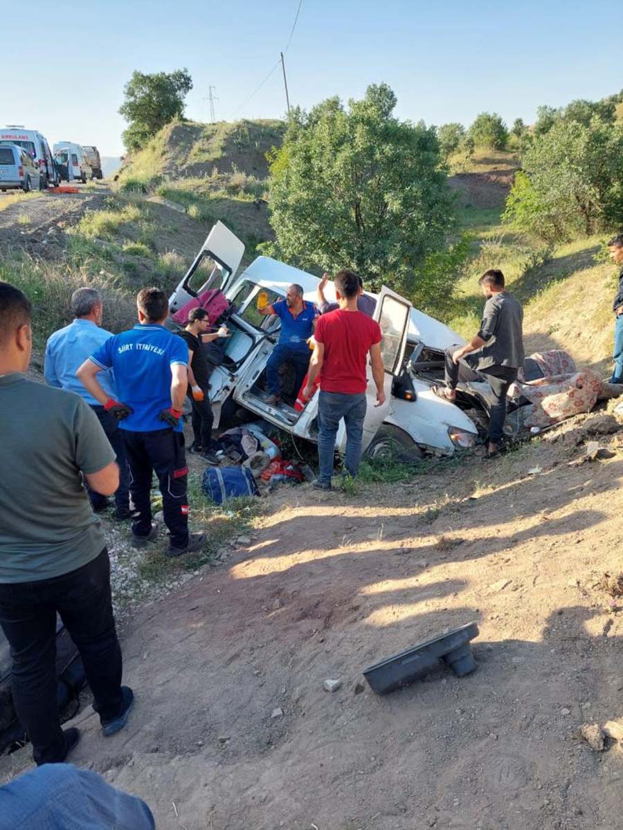 Siirt'te hakimiyetini kaybeden araç uçuruma yuvarlandı! 4 ölü 6 yaralı