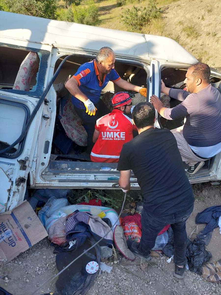 Siirt'te hakimiyetini kaybeden araç uçuruma yuvarlandı! 4 ölü 6 yaralı