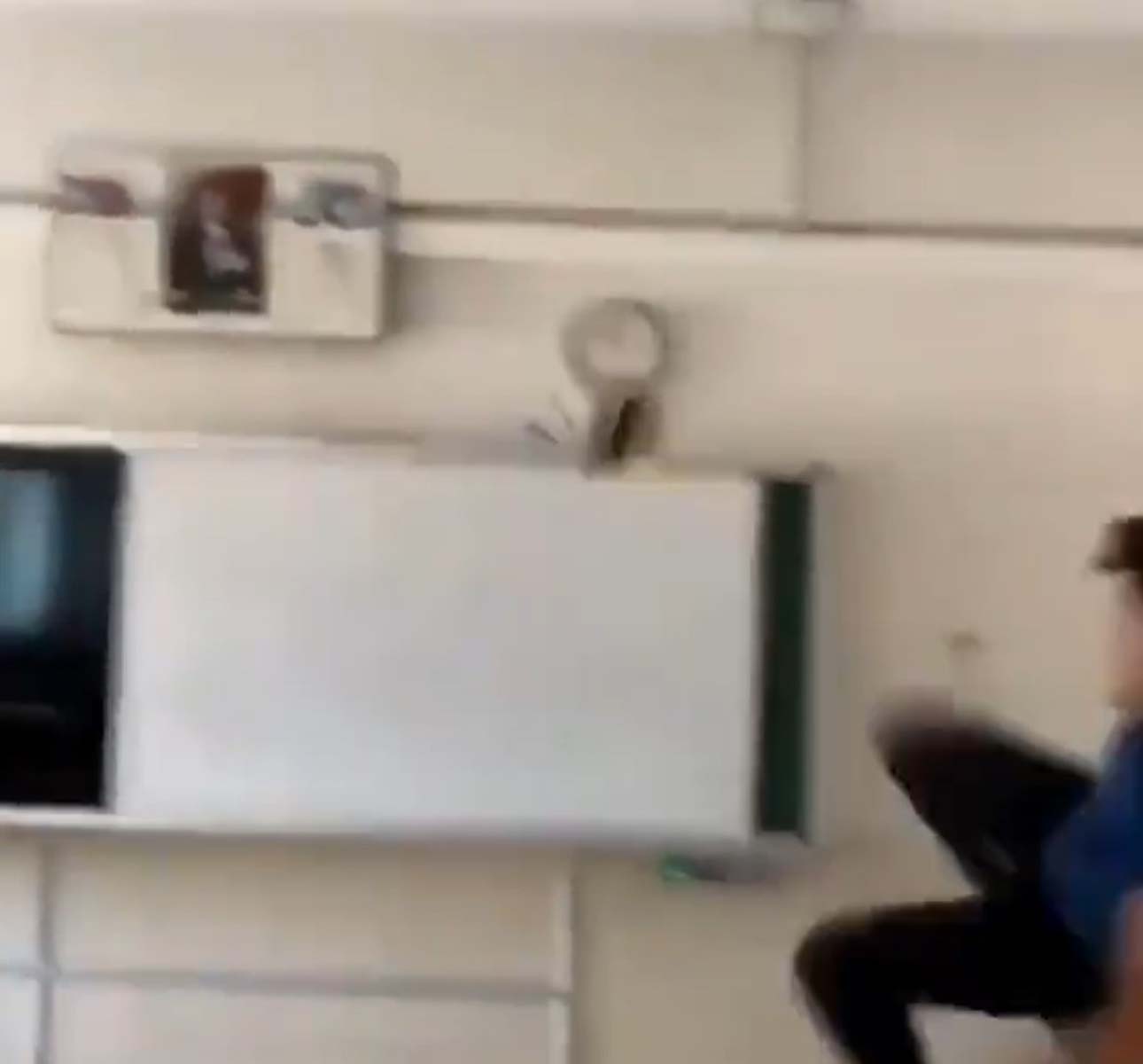 Antalya'nın Serik ilçesindeki bir okulda öğrencilerin Kur'an-ı Kerim'e tekme attığı video tepki çekti. 