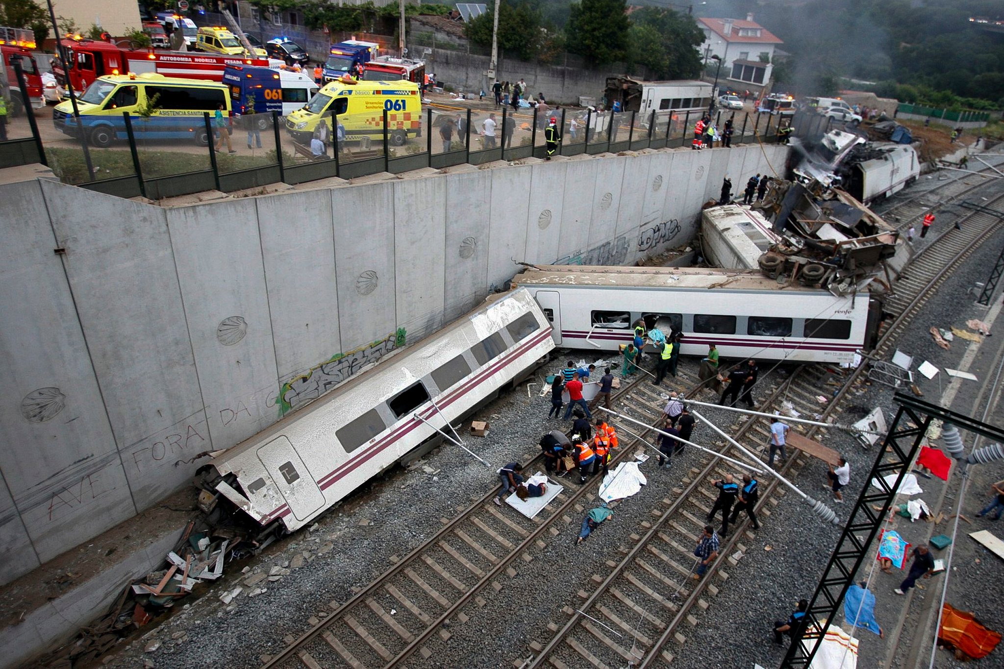 Son dakika! Feci kaza! Tren raydan çıktı, en az 13 kişi hayatını kaybetti, 50 kişi yaralı!