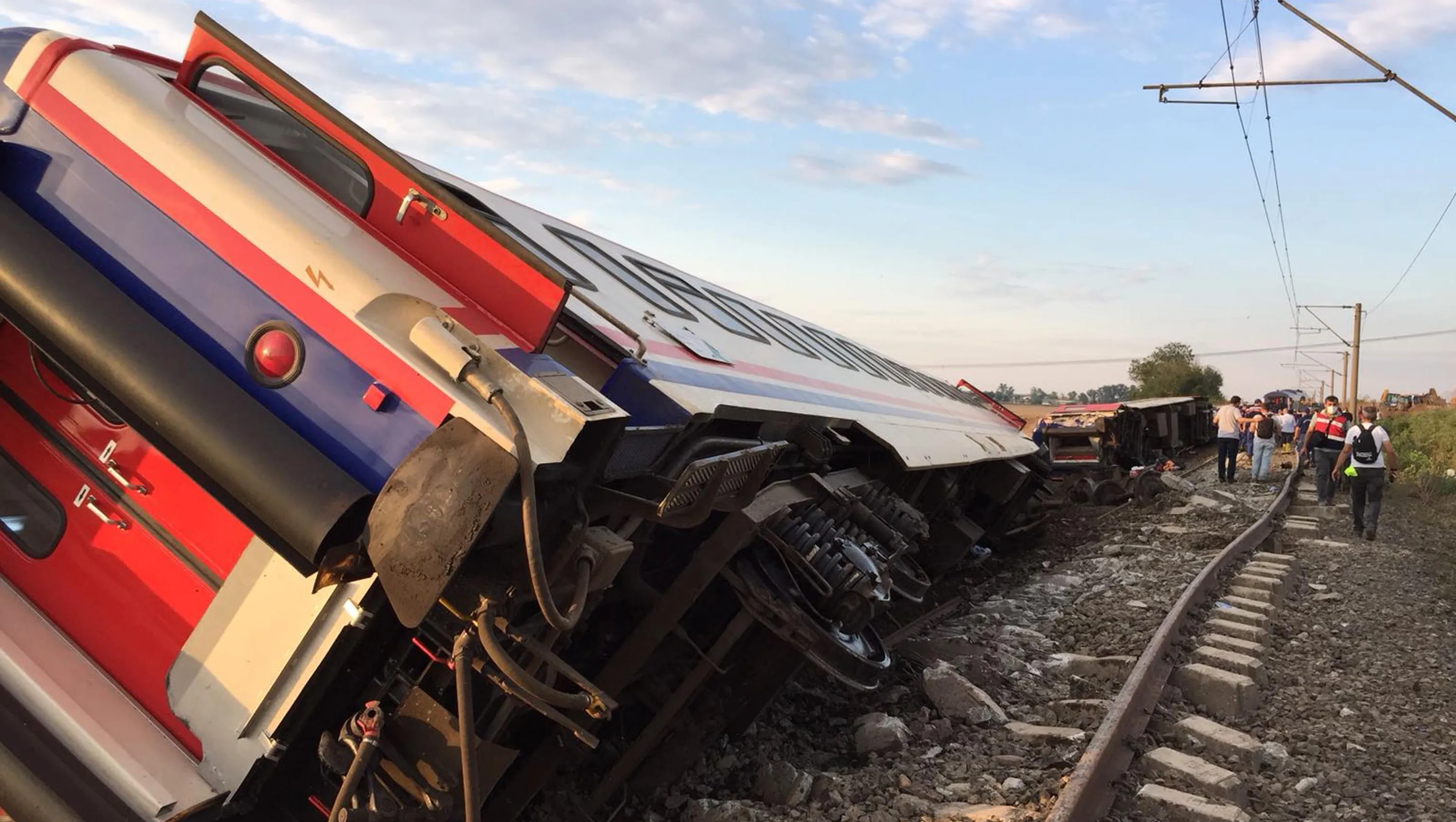 Son dakika! Feci kaza! Tren raydan çıktı, en az 13 kişi hayatını kaybetti, 50 kişi yaralı!