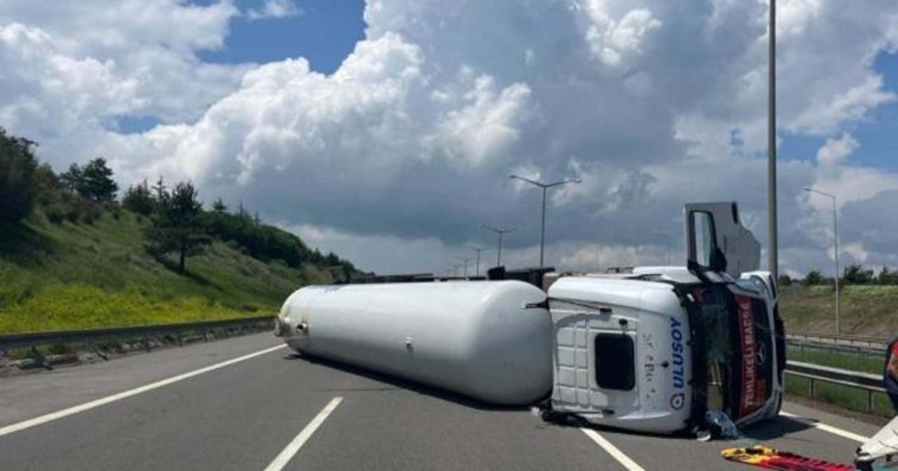 Son dakika! Anadolu Otoyolu'nda LPG yüklü tanker devrildi!