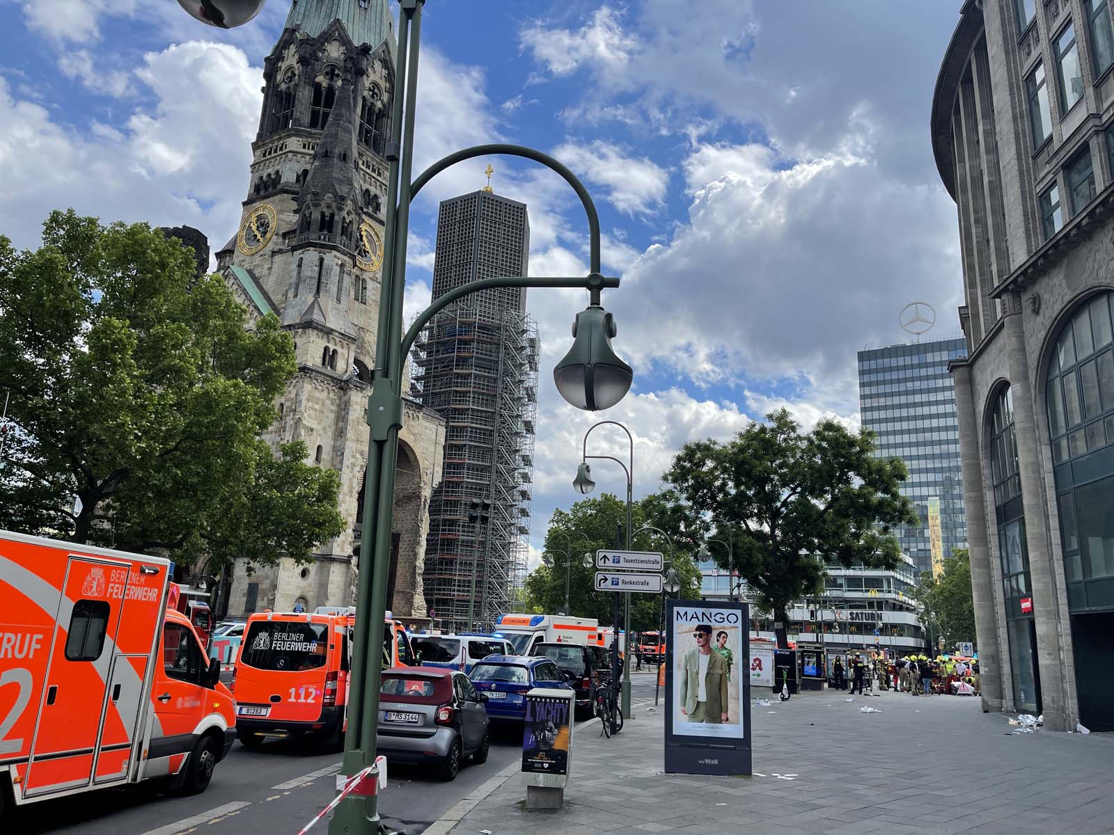 Almanya Berlin'de can pazarı! Araç kalabalığın arasına daldı: 1 ölü, çok sayıda yaralı