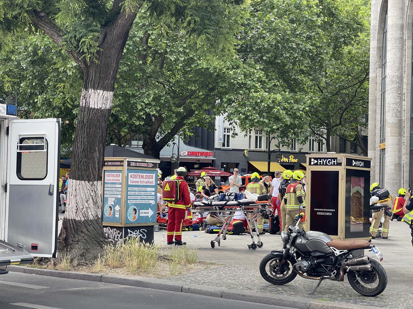 Almanya Berlin'de can pazarı! Araç kalabalığın arasına daldı: 1 ölü, çok sayıda yaralı