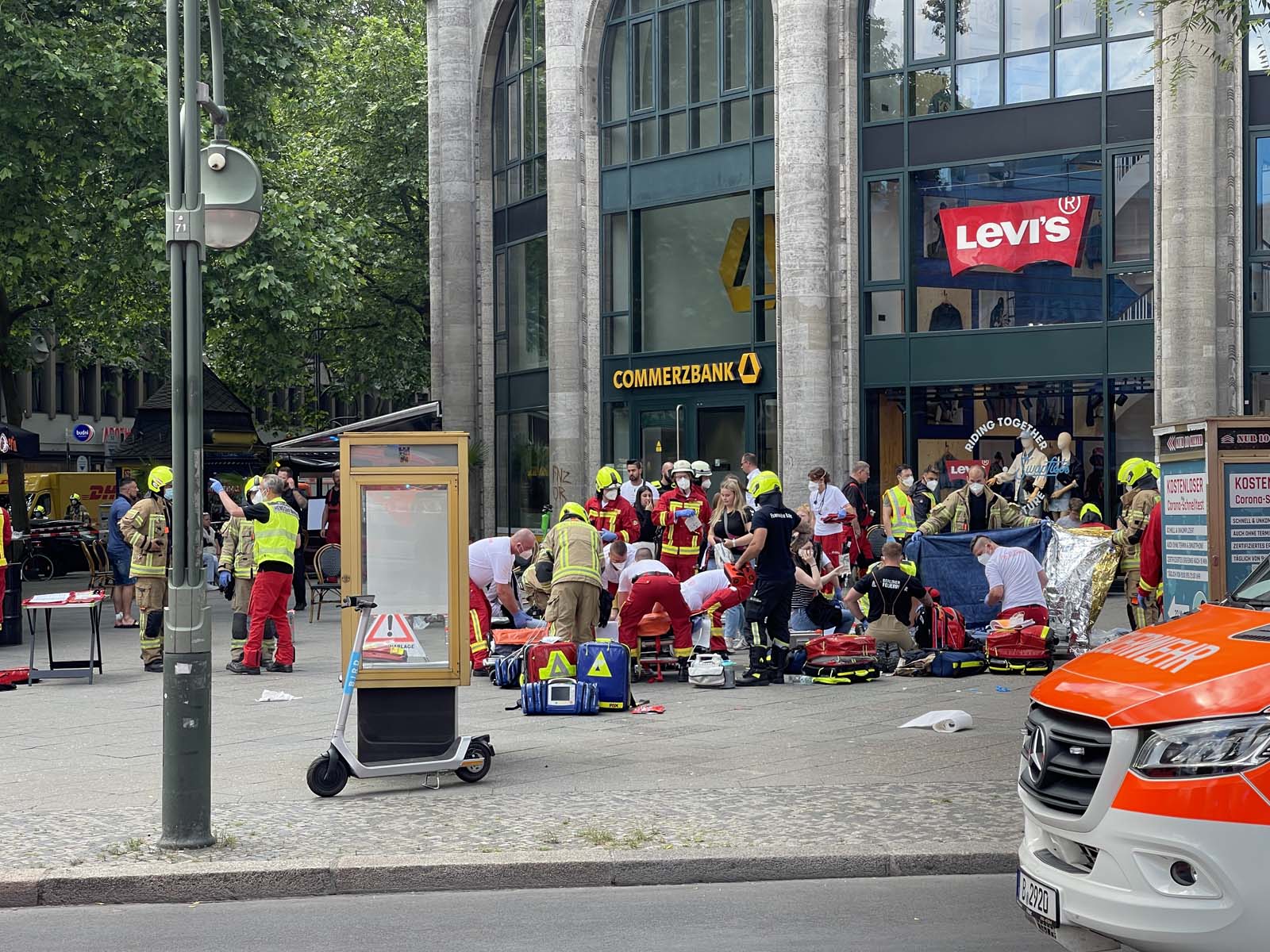 Almanya Berlin'de can pazarı! Araç kalabalığın arasına daldı: 1 ölü, çok sayıda yaralı