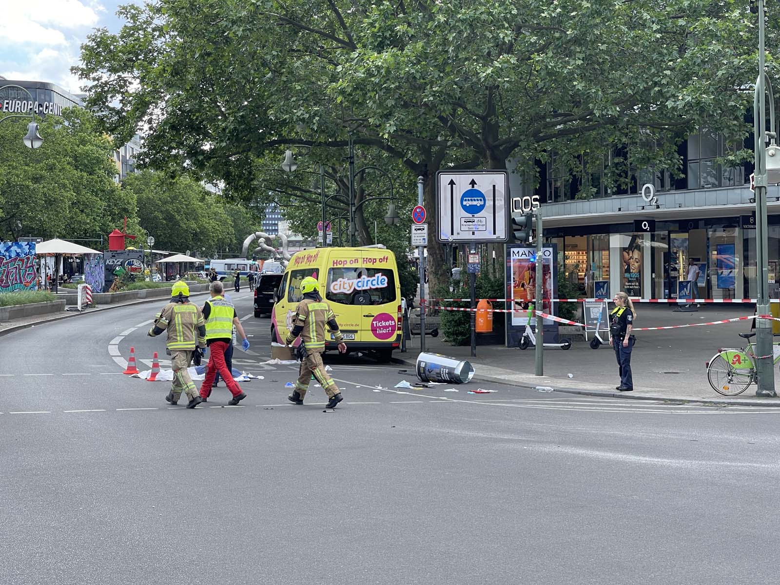 Almanya Berlin'de can pazarı! Araç kalabalığın arasına daldı: 1 ölü, çok sayıda yaralı