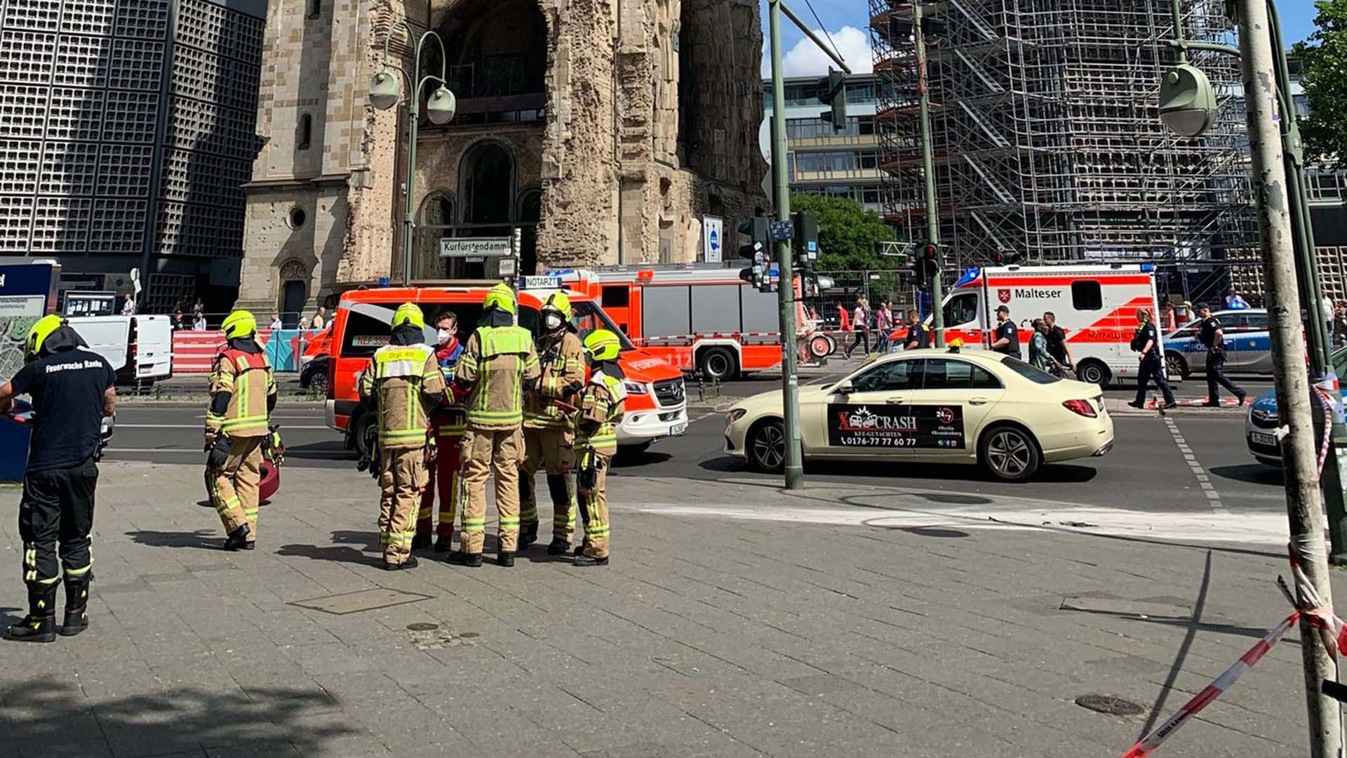 Almanya Berlin'de can pazarı! Araç kalabalığın arasına daldı: 1 ölü, çok sayıda yaralı 