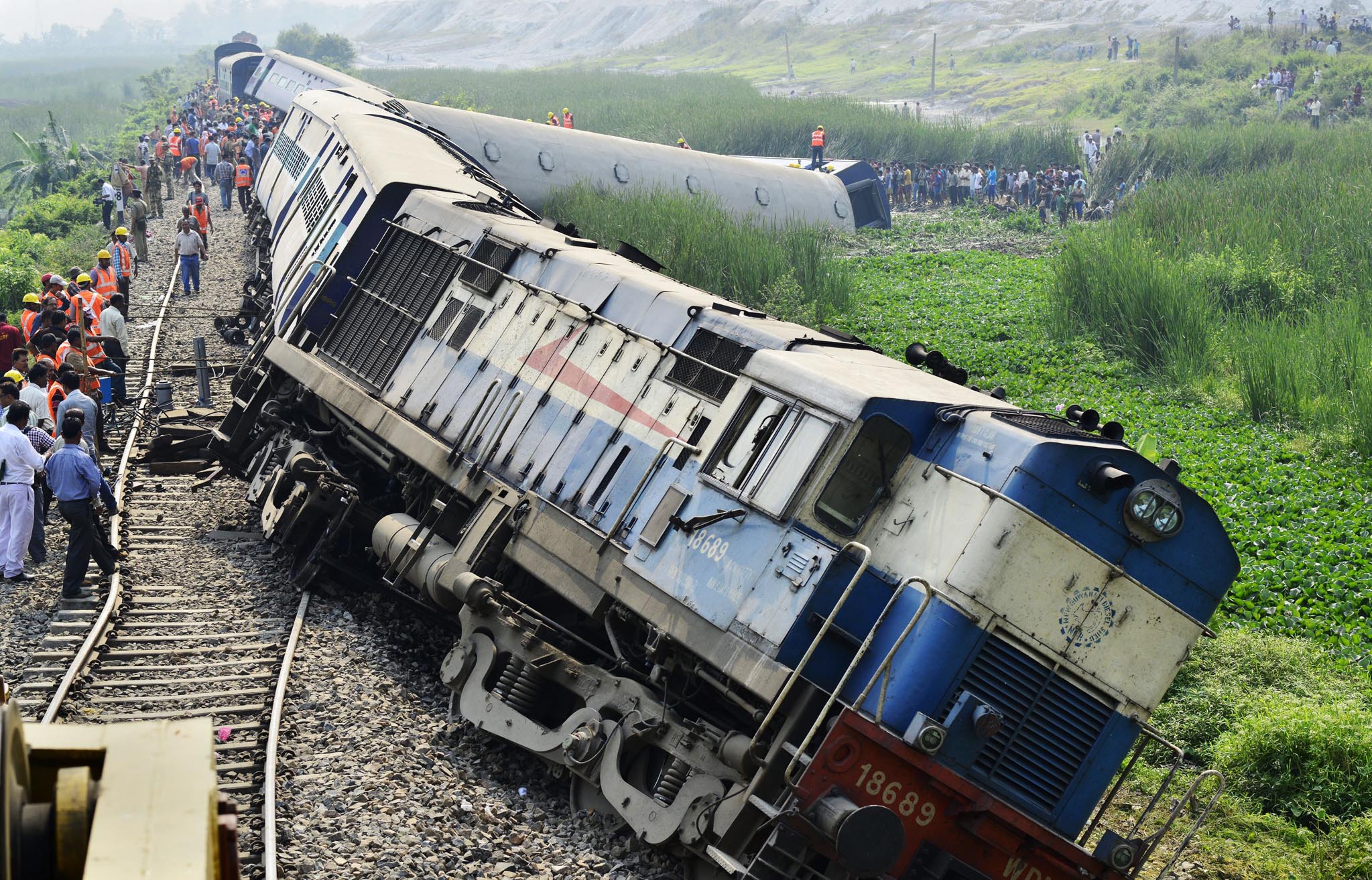 Son dakika! Feci kaza! Tren raydan çıktı, en az 13 kişi hayatını kaybetti, 50 kişi yaralı!
