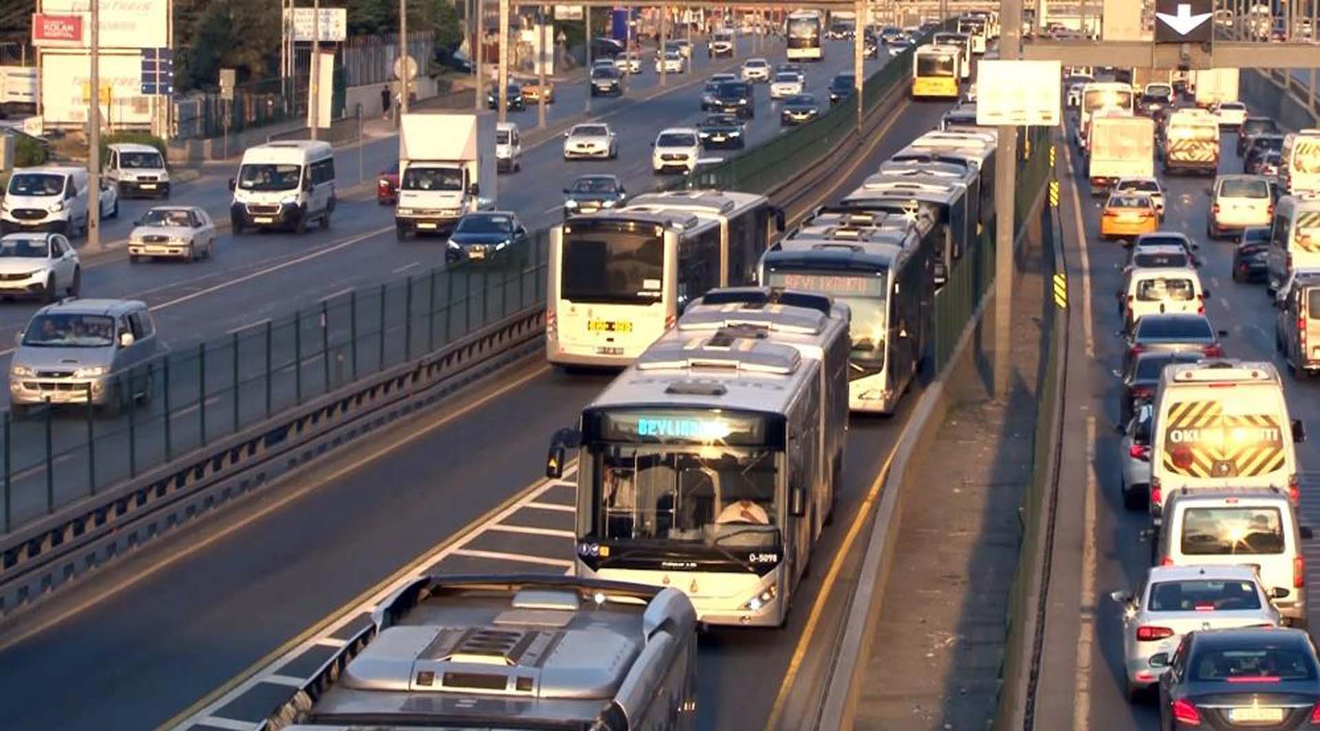 İstanbullular yine mağdur oldu! Metrobüs arızası vatandaşa patladı!