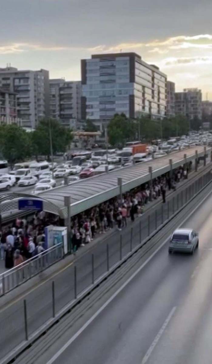 İstanbullular yine mağdur oldu! Metrobüs arızası vatandaşa patladı!