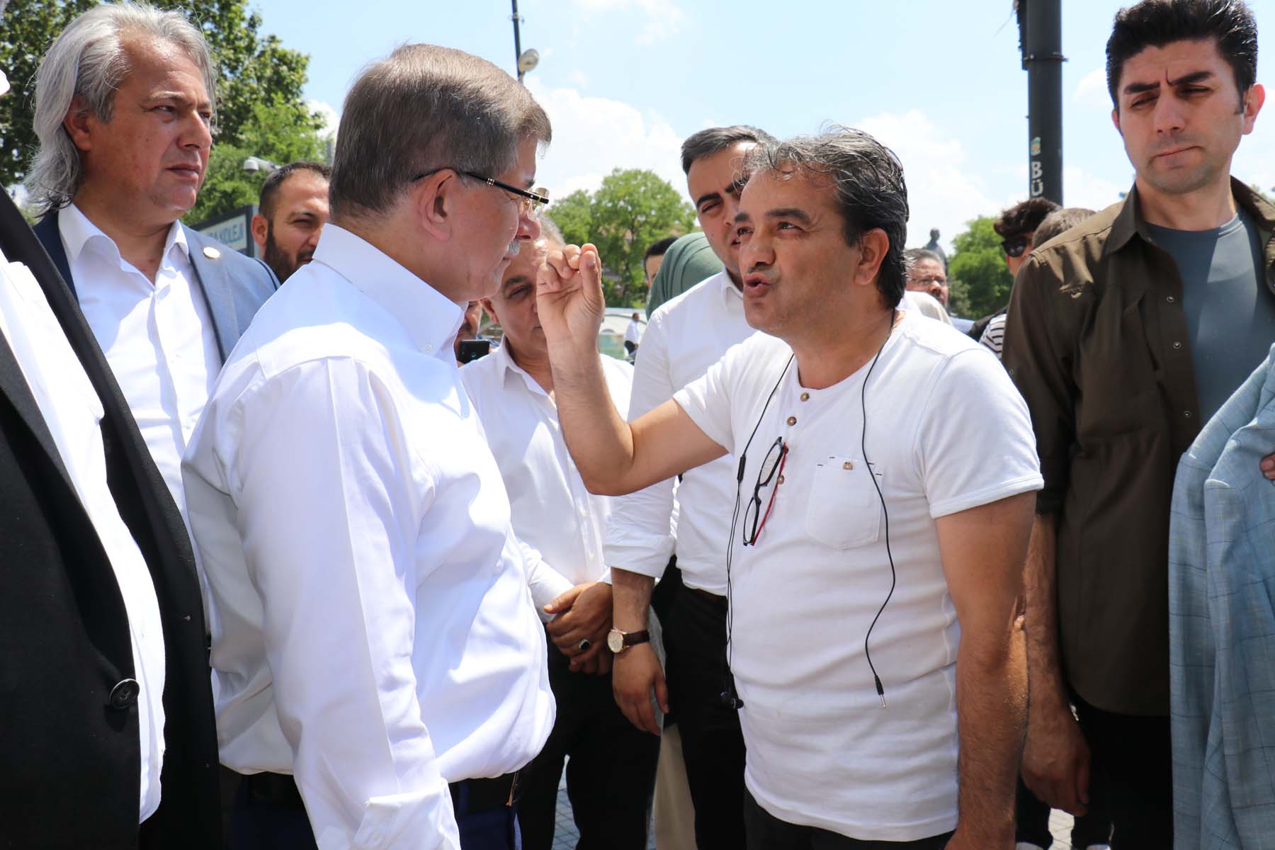 Ahmet Davutoğlu'na Malatya ziyaretinde umduğunu bulamadı! Yuhalanınca ortam gerildi 