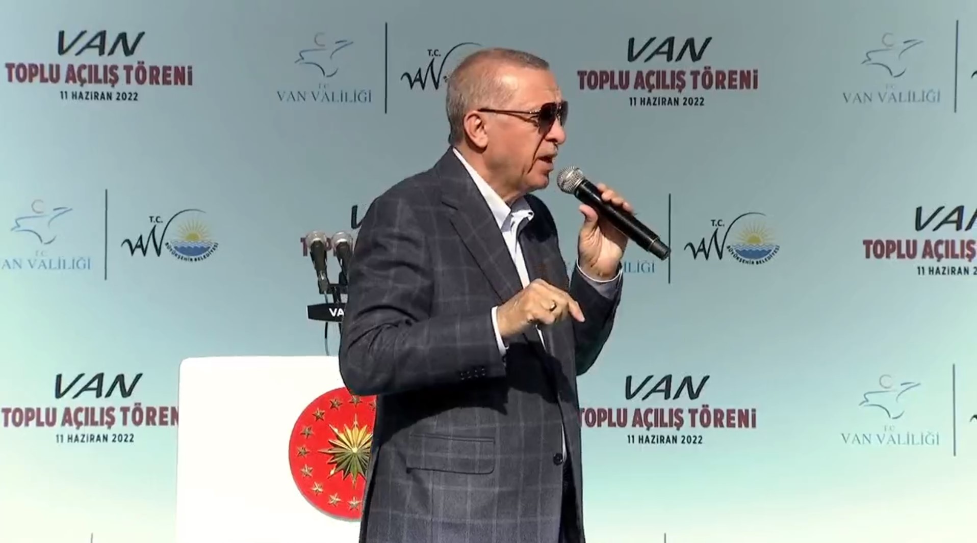 Cumhurbaşkanı Erdoğan, Van'da toplu açılış töreninde konuştu! Birileri bölücülük naraları atarken biz kardeşlik türkülerini söyledik.