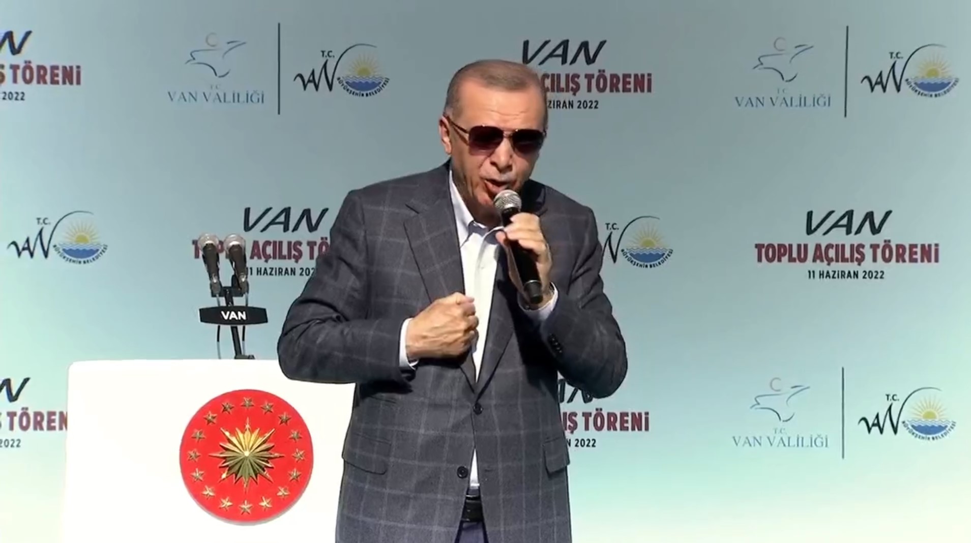 Cumhurbaşkanı Erdoğan, Van'da toplu açılış töreninde konuştu! Birileri bölücülük naraları atarken biz kardeşlik türkülerini söyledik.