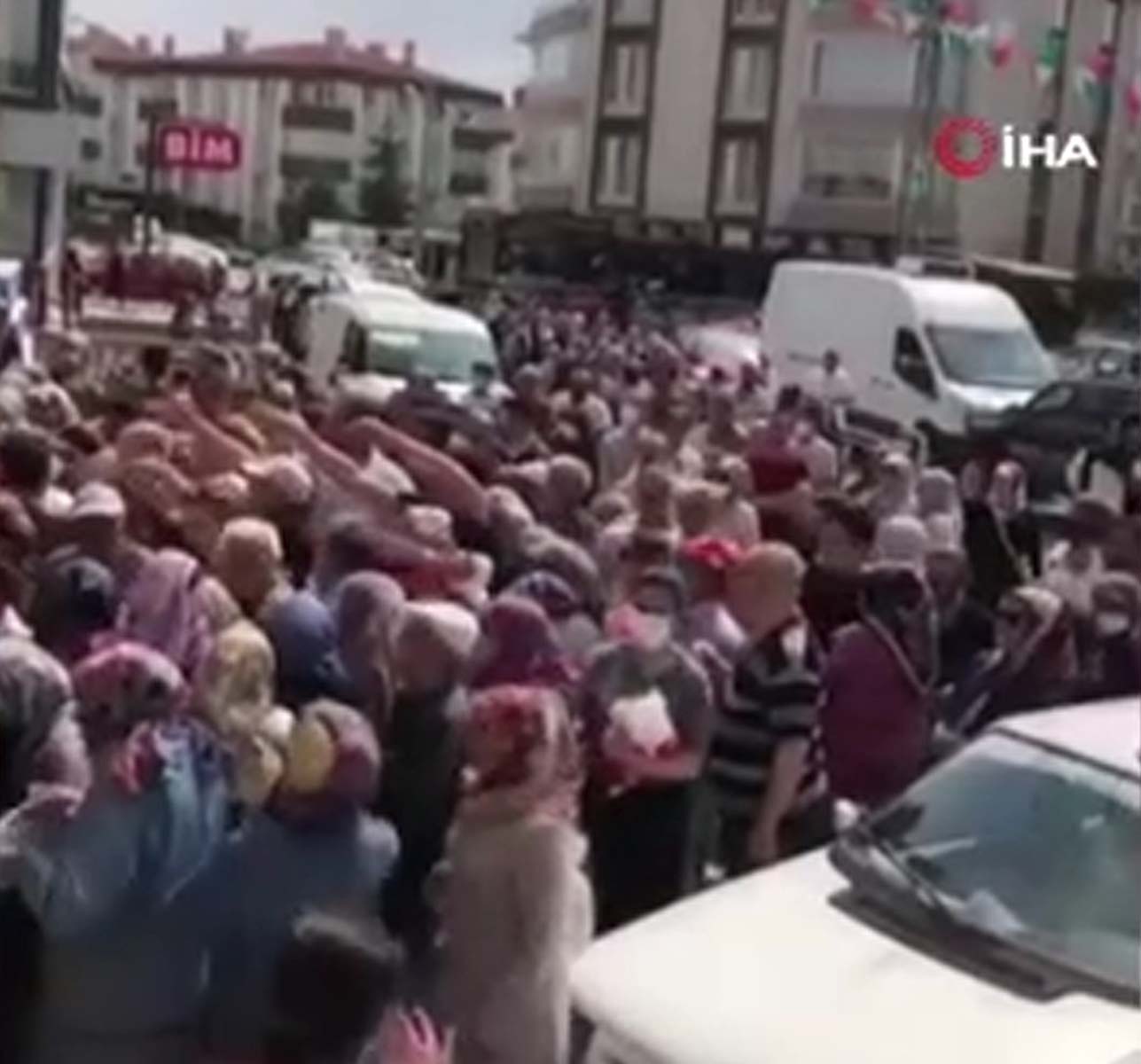 Ankara'da ucuz şeker izdihamı! Vatandaşlar birbirini ezdi, tartışma çıktı 