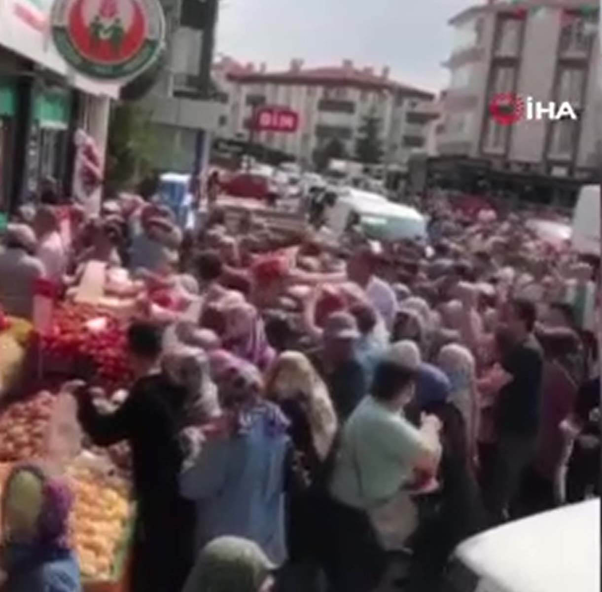 Ankara'da ucuz şeker izdihamı! Vatandaşlar birbirini ezdi, tartışma çıktı 