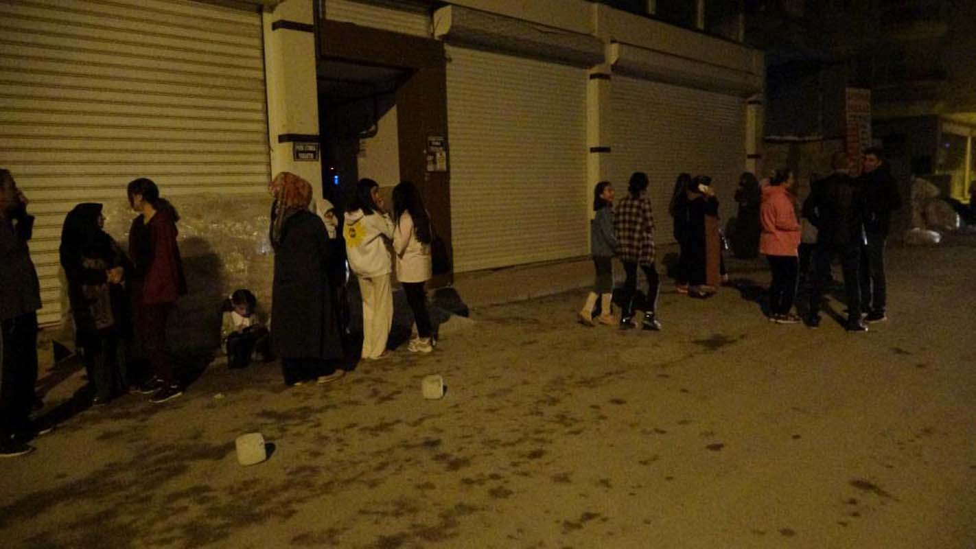 5 büyüklüğündeki depremin ardından Vanlılar sokaklara döküldü! Eve girmeye korkuyorlar!