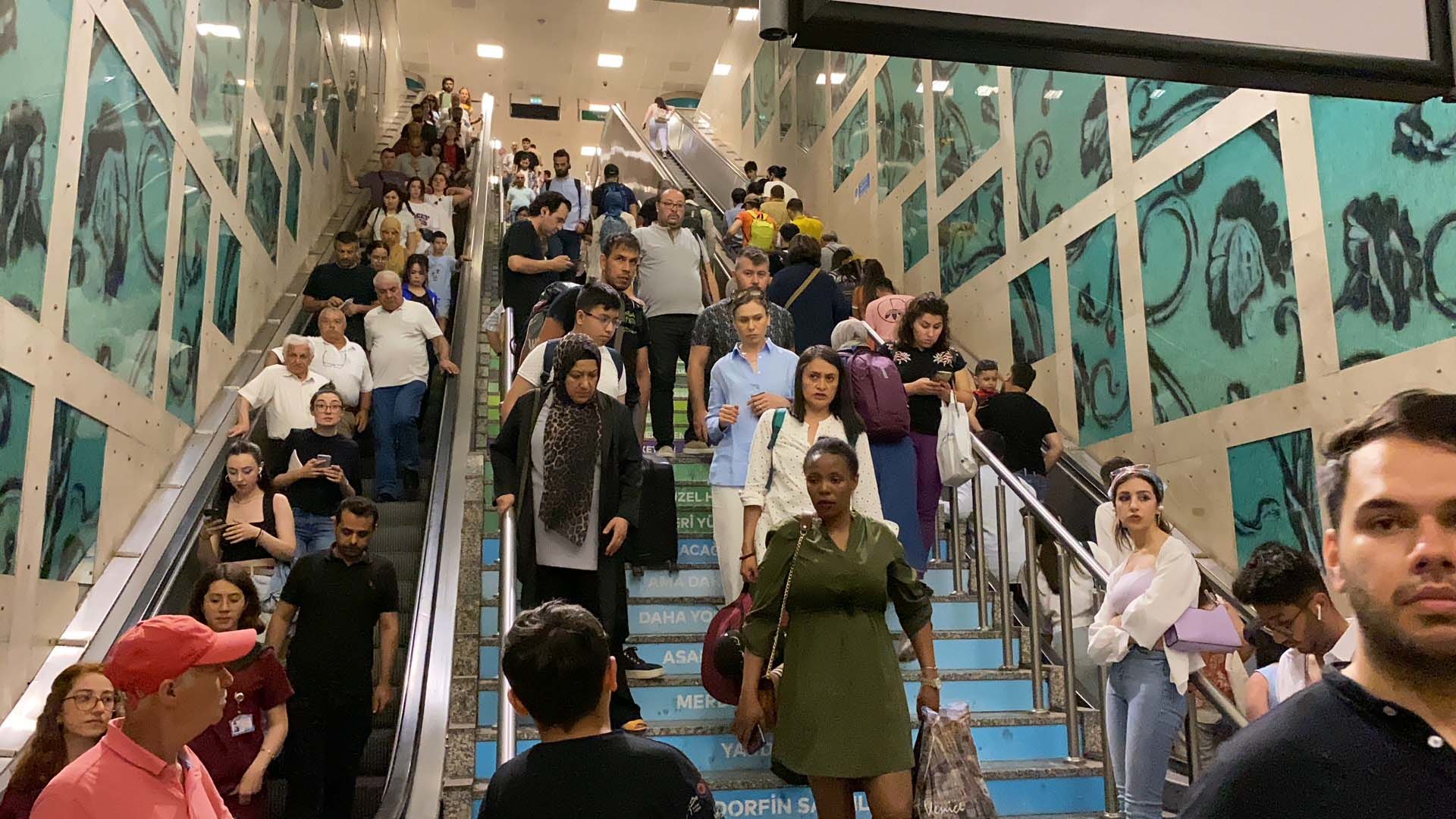  Yenikapı-Hacıosman metrosundaki teknik arıza isyan ettirdi! Vatandaşlar çileden çıktı 
