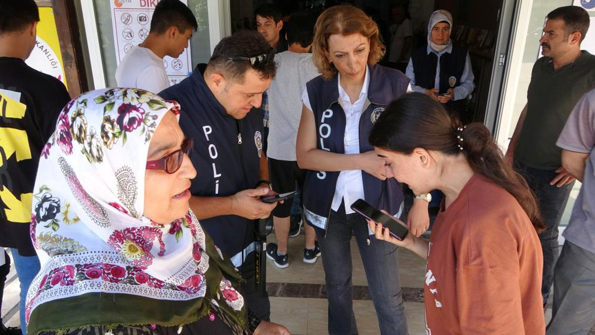 YKS'ye girmek isteyen öğrenci kimliğini unuttu, gözyaşlarına engel olamadı! Sözleriyle herkesin yüreğini burktu! Annemle babam vefat etti