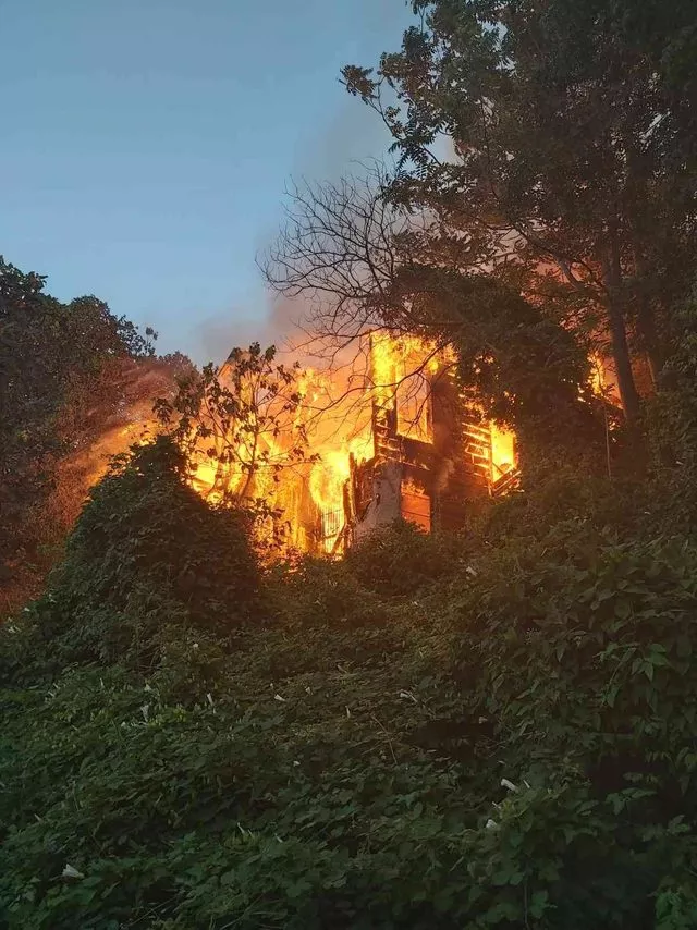 İstanbul Üsküdar'daki köşkte yangın çıktı! Alevler diğer yakadan bile görüldü