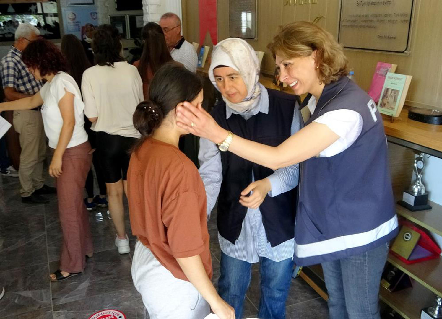 YKS'ye girmek isteyen öğrenci kimliğini unuttu, gözyaşlarına engel olamadı! Sözleriyle herkesin yüreğini burktu! Annemle babam vefat etti