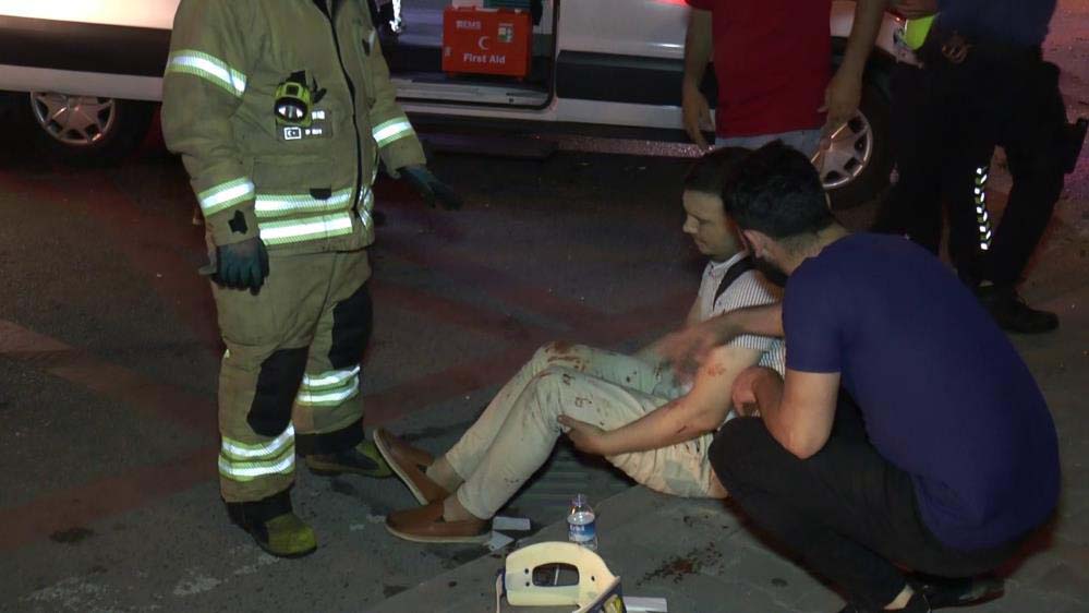 Kadıköy'de makas atan otomobil otobüs durağına daldı: 1'i ağır 5 yaralı