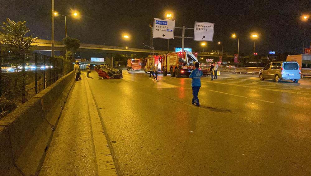 Kadıköy'de makas atan otomobil otobüs durağına daldı: 1'i ağır 5 yaralı