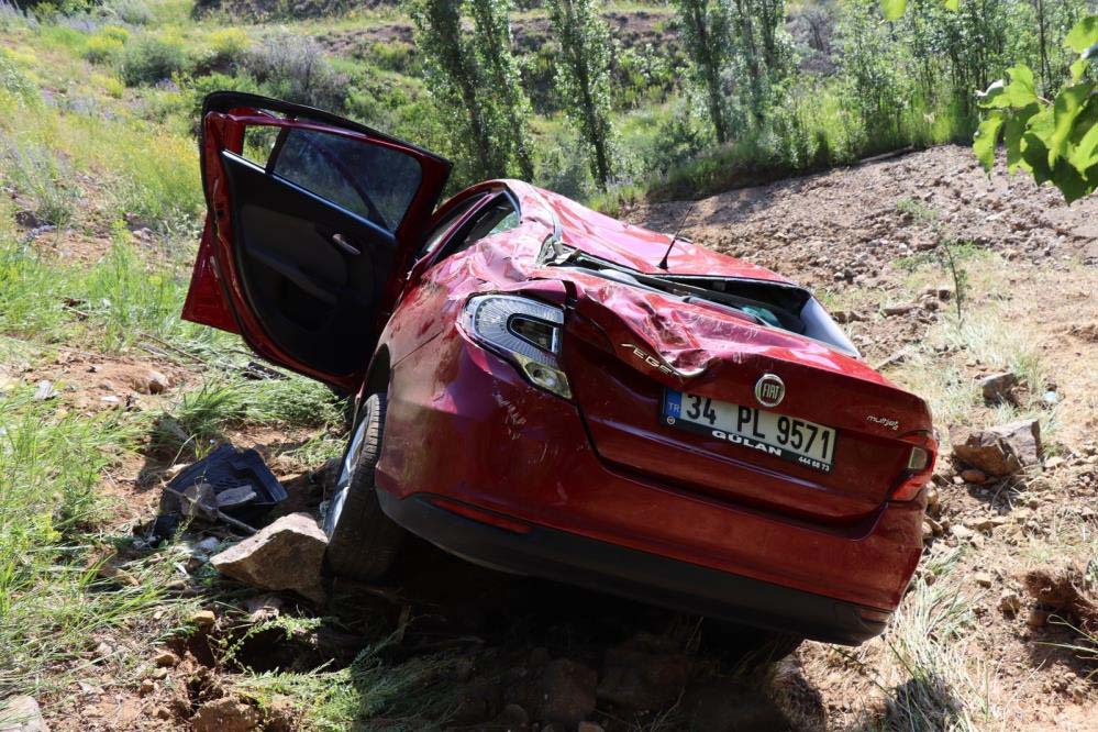 Erzurum'da hakimiyetini kaybeden otomobil şarampole yuvarlandı! 2 kişi öldü, 3 kişi yaralandı