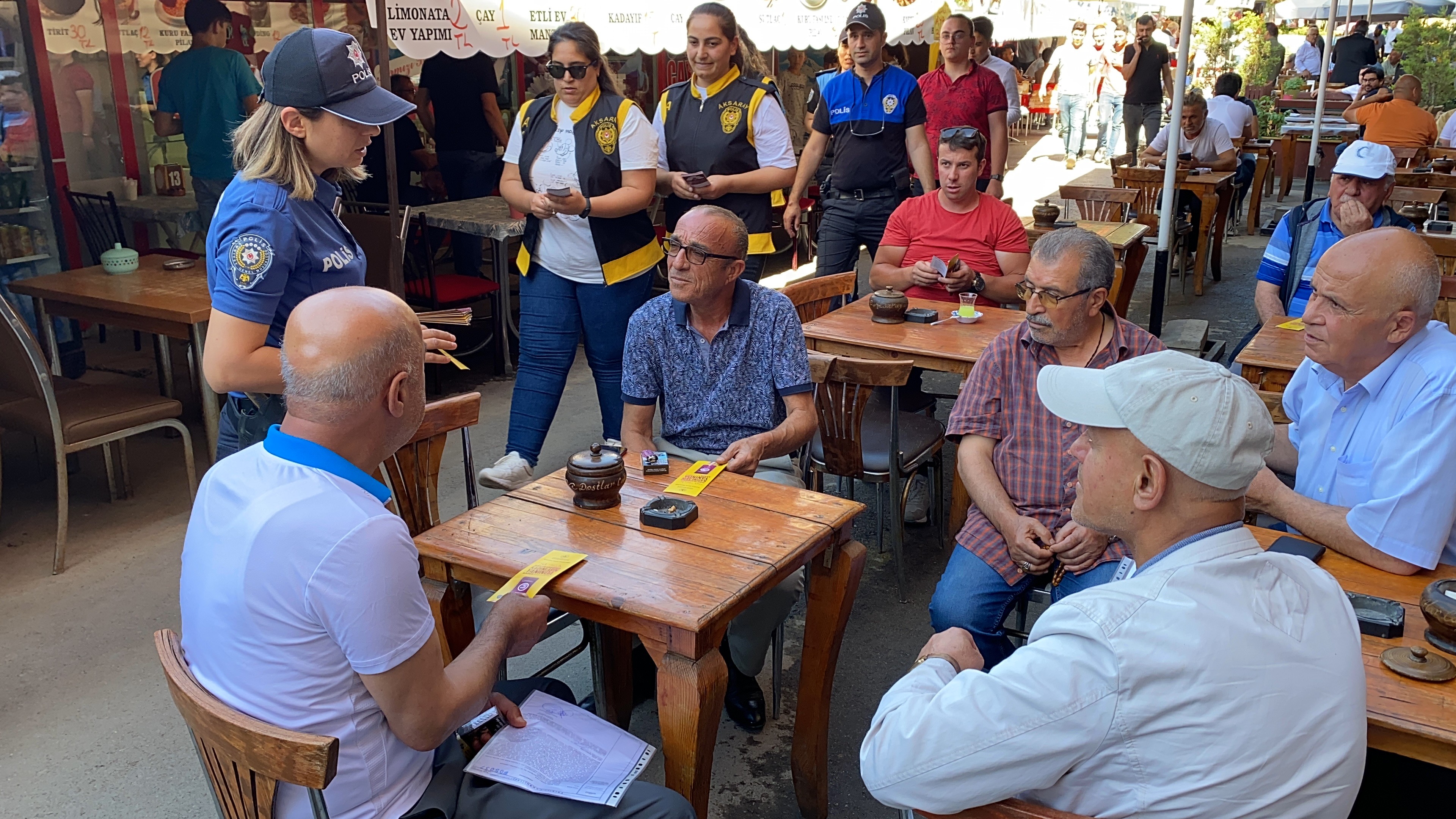 KADES'i tanıtma mücadelesi! Erkekleri teker teker durdurup, uygulamayı anlattılar