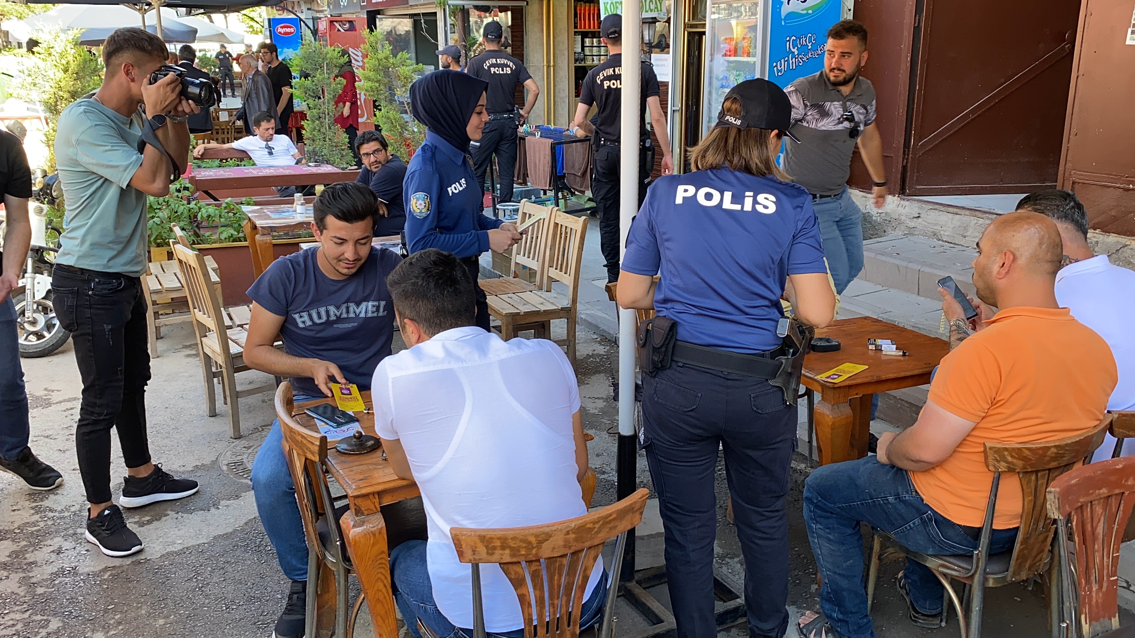 KADES'i tanıtma mücadelesi! Erkekleri teker teker durdurup, uygulamayı anlattılar