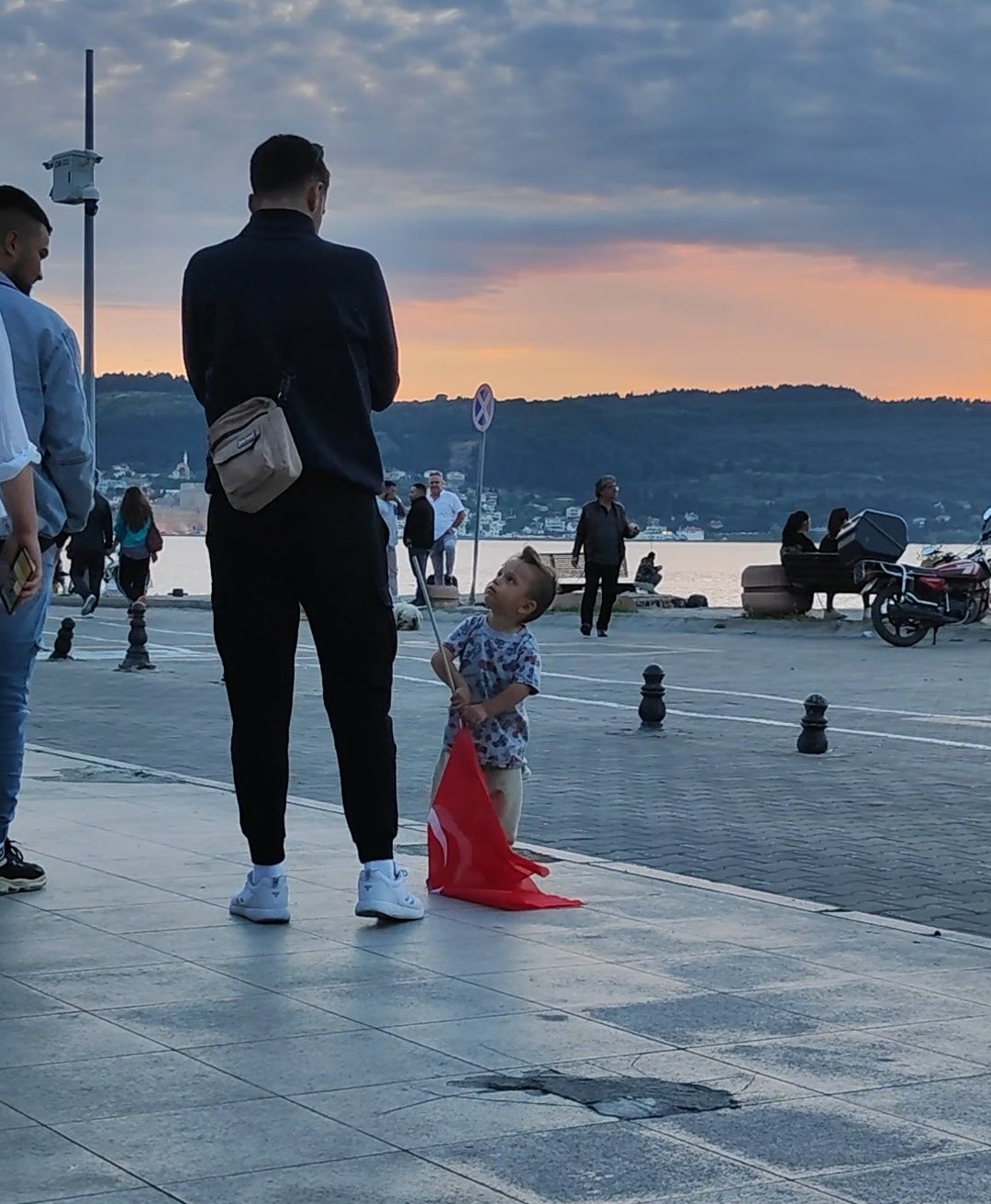 Türk bayrağını ezdirmedi! Minik çocuğun vatan sevgisi göz doldurdu