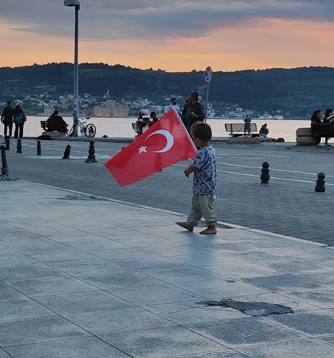 Türk bayrağını ezdirmedi! Minik çocuğun vatan sevgisi göz doldurdu
