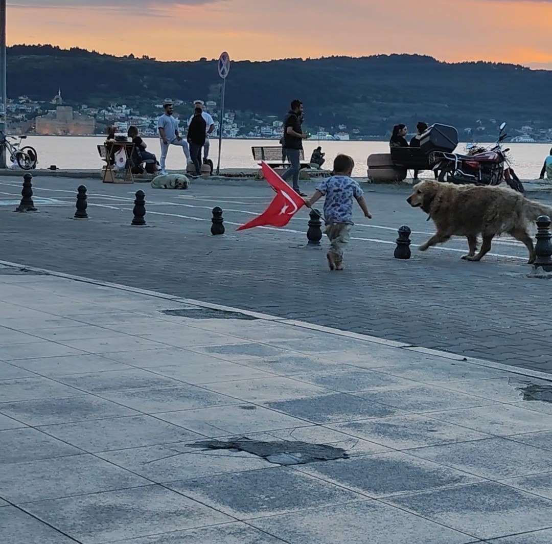 Türk bayrağını ezdirmedi! Minik çocuğun vatan sevgisi göz doldurdu