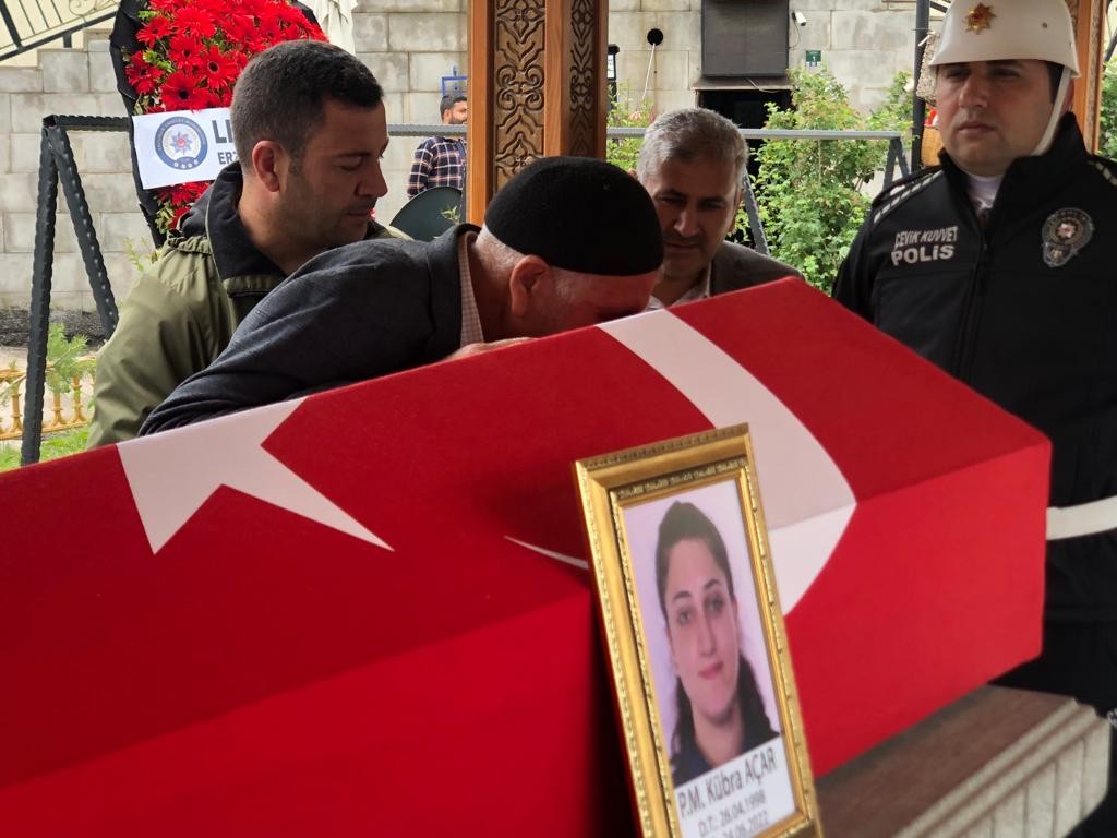 Astsubay sevgilisi tarafından öldürülmüştü! Polis Kübra Açar son yolculuğuna uğurlandı