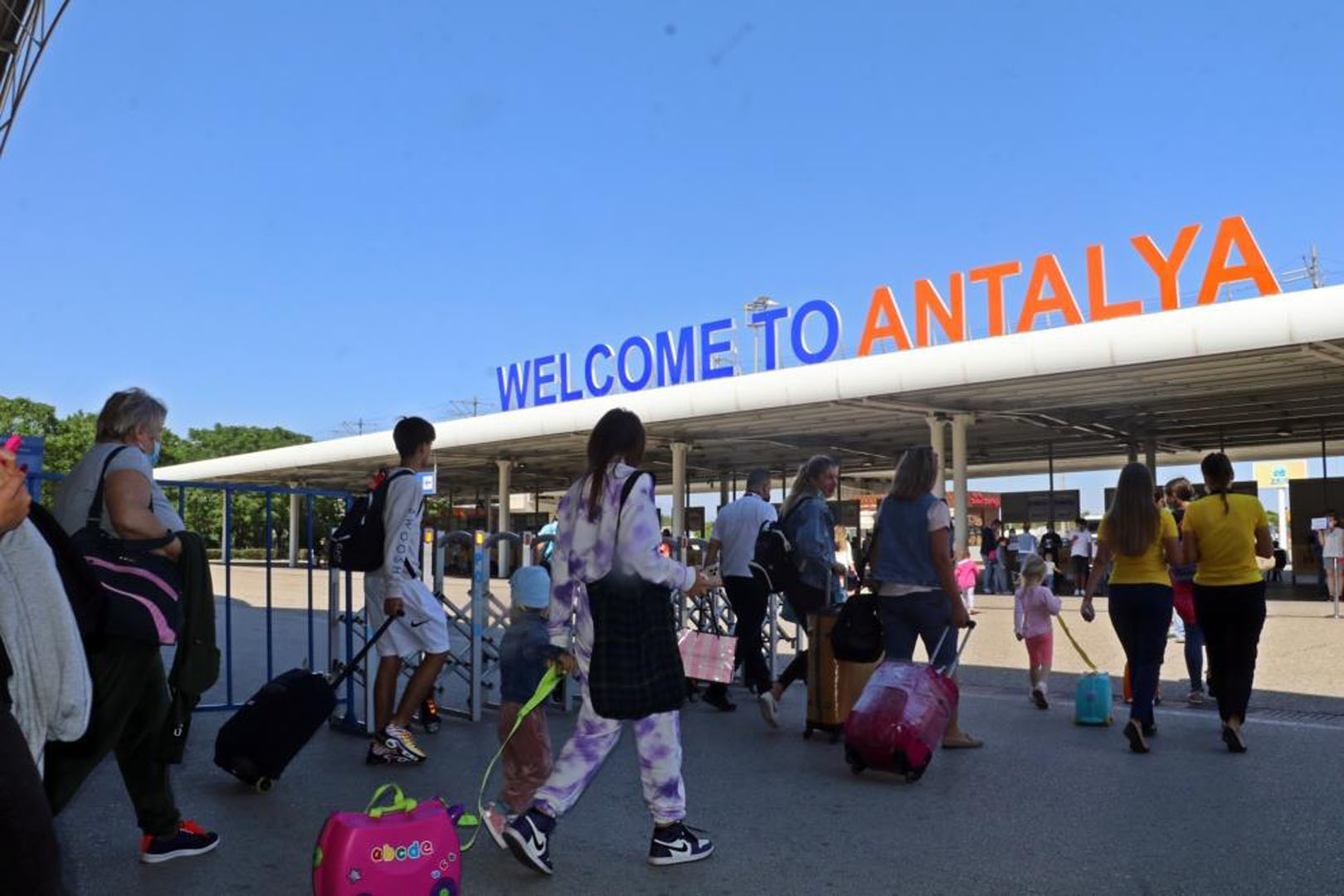 Sıcaklar arttı, turizm sektörü canlandı! Turistler Antalya'ya akın etti! 