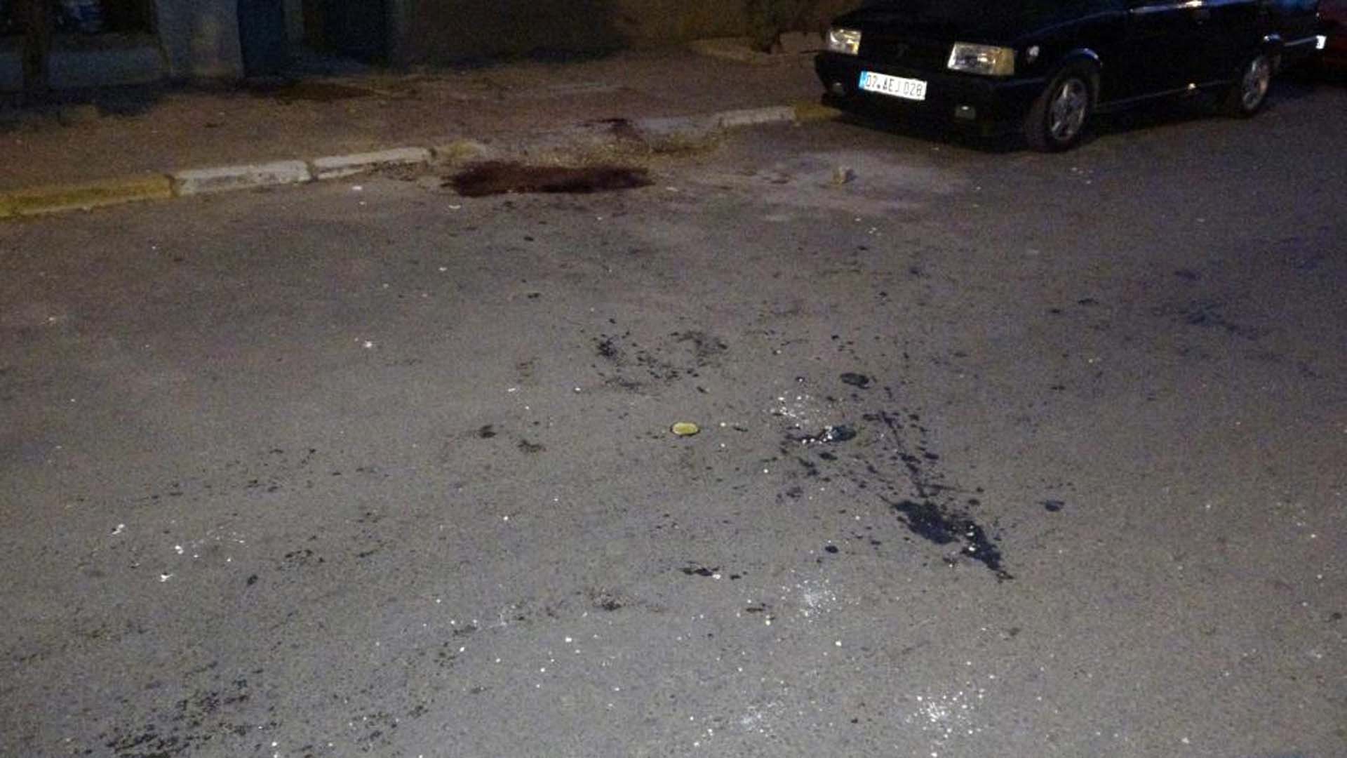 Tartıştığı kadını boynundan ve boğazından bıçakladı! Müdahale edilmemesi için başında bekledi!