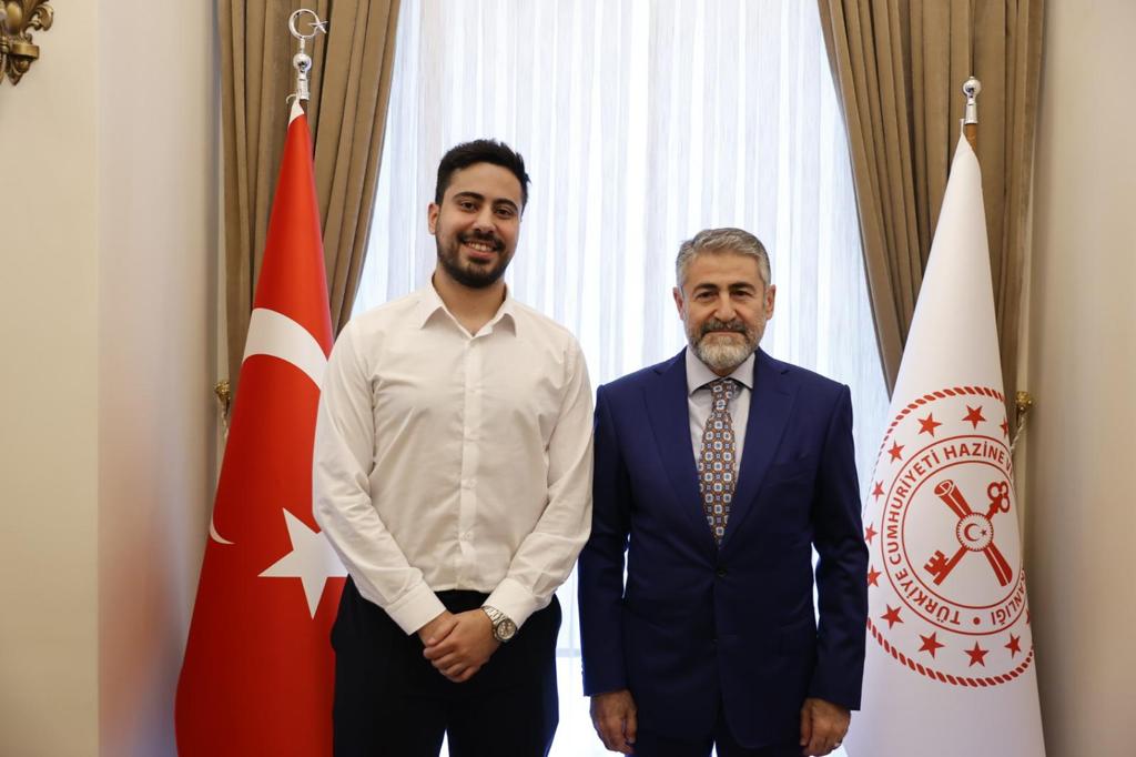 Bakan Nureddin Nebati, Cumhurbaşkanı Erdoğan'ı taklit eden gençle buluştu! O kareler iç ısıttı!